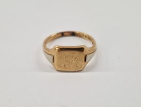 9ct gold signet ring, initial engraved 'T', 6.7g approx. Size T