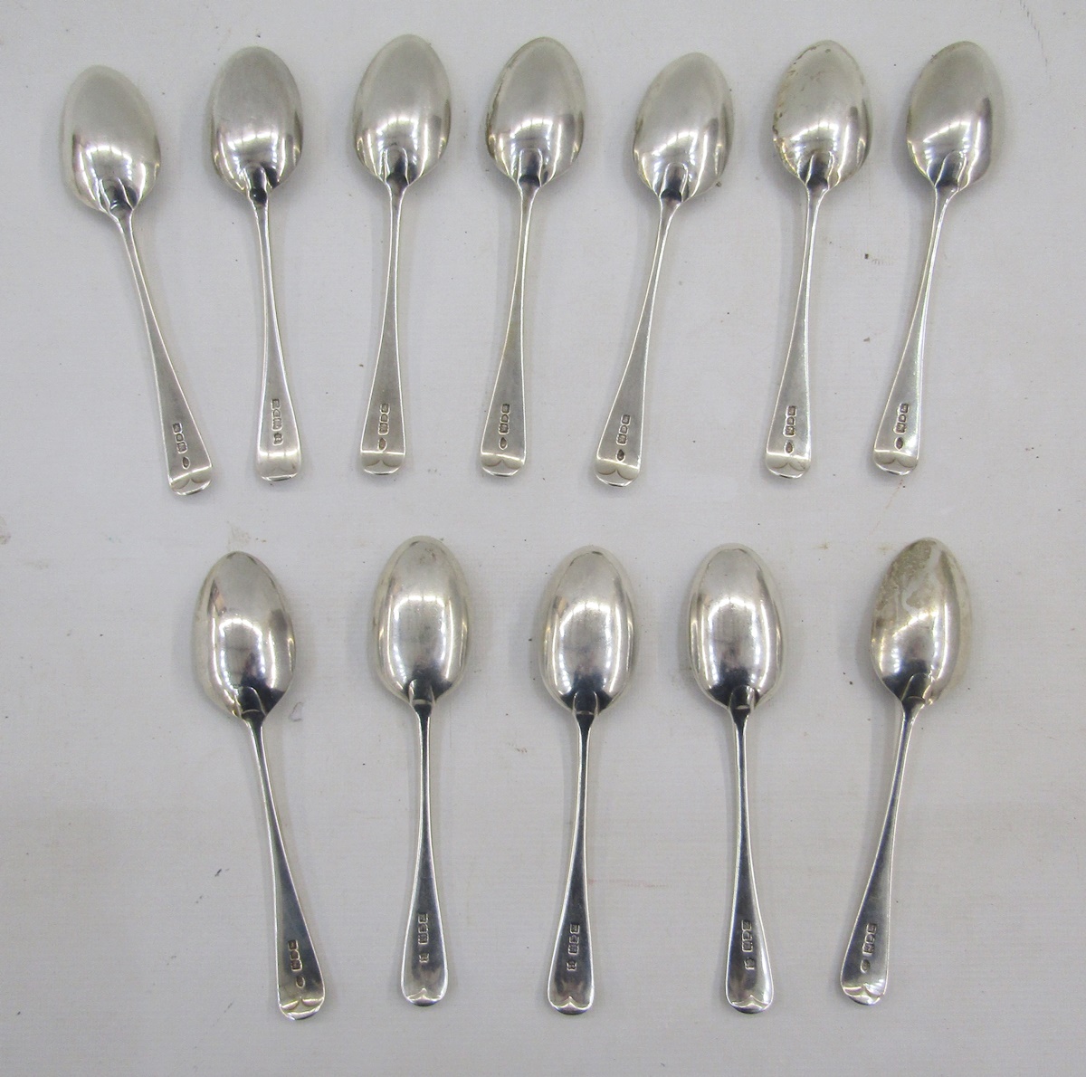 Twelve matched Edwardian silver dessert spoons, old English pattern handles, hallmarked London - Image 2 of 3