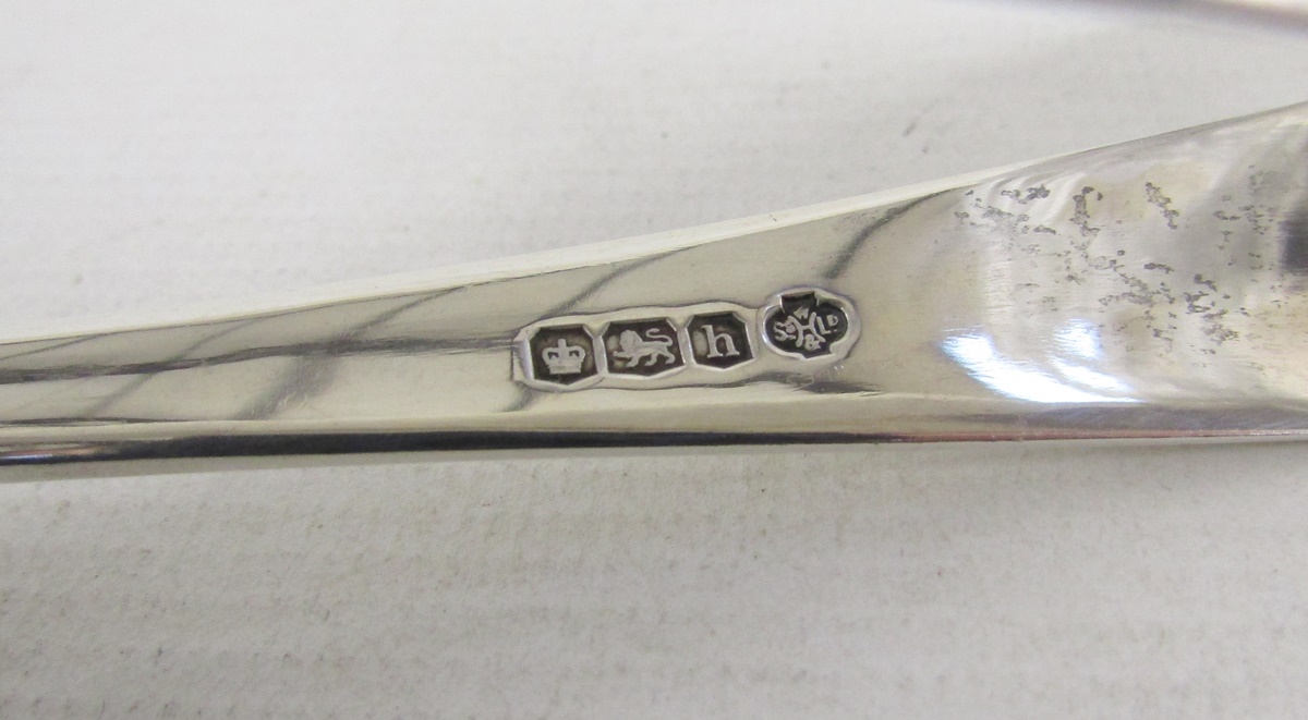 George V silver set of asparagus tongs, hallmarked Sheffield 1925, by William Hutton & Sons Ltd, - Image 3 of 4