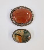Two silver-coloured metal and agate brooches, oval (2)