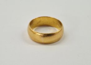 Gold-coloured metal wedding ring, cushion-shaped size L1/2, 6g approx.