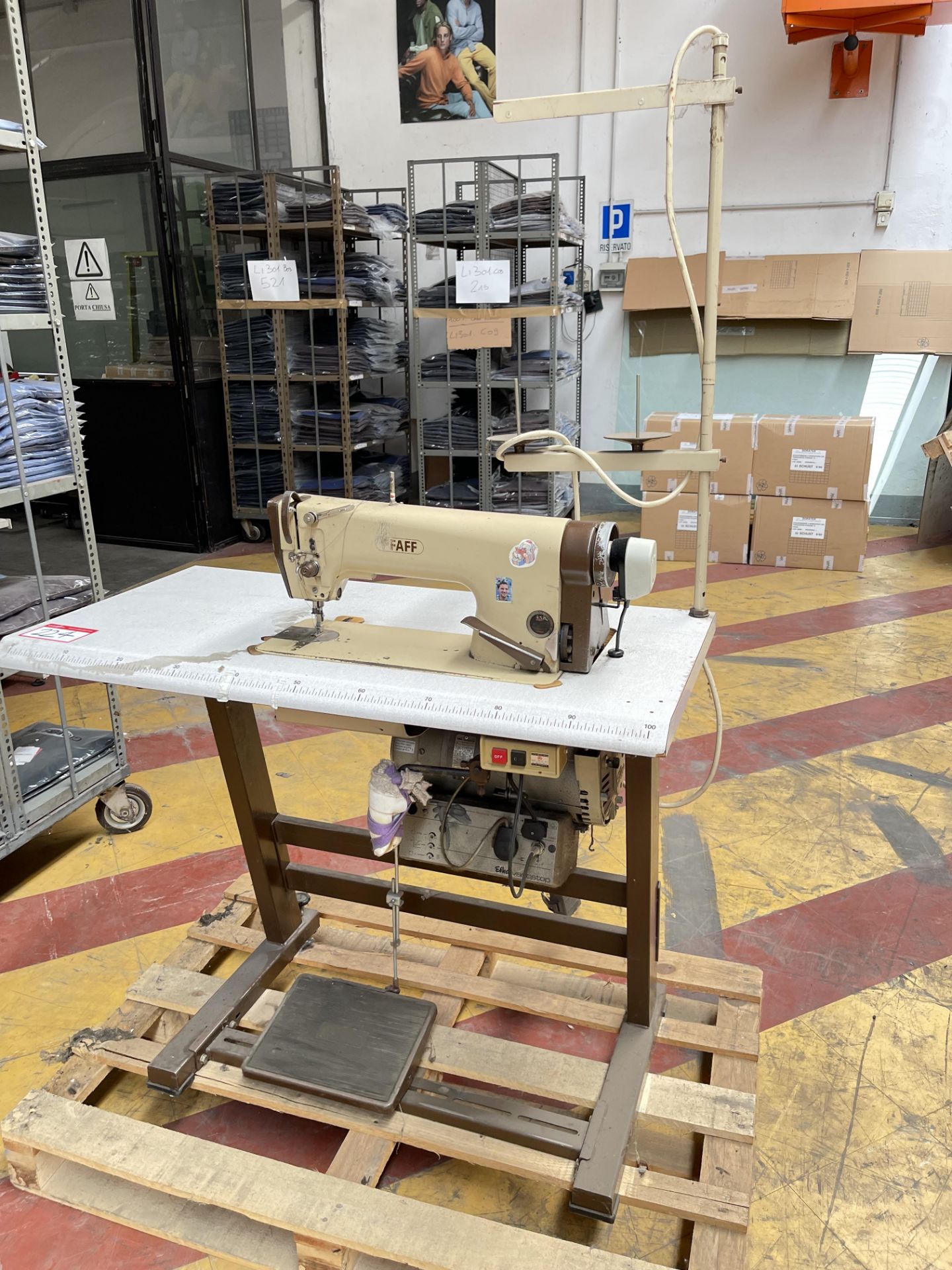 Pfaff 463-900\57 Industrial Sewing machine. S/No 1418823