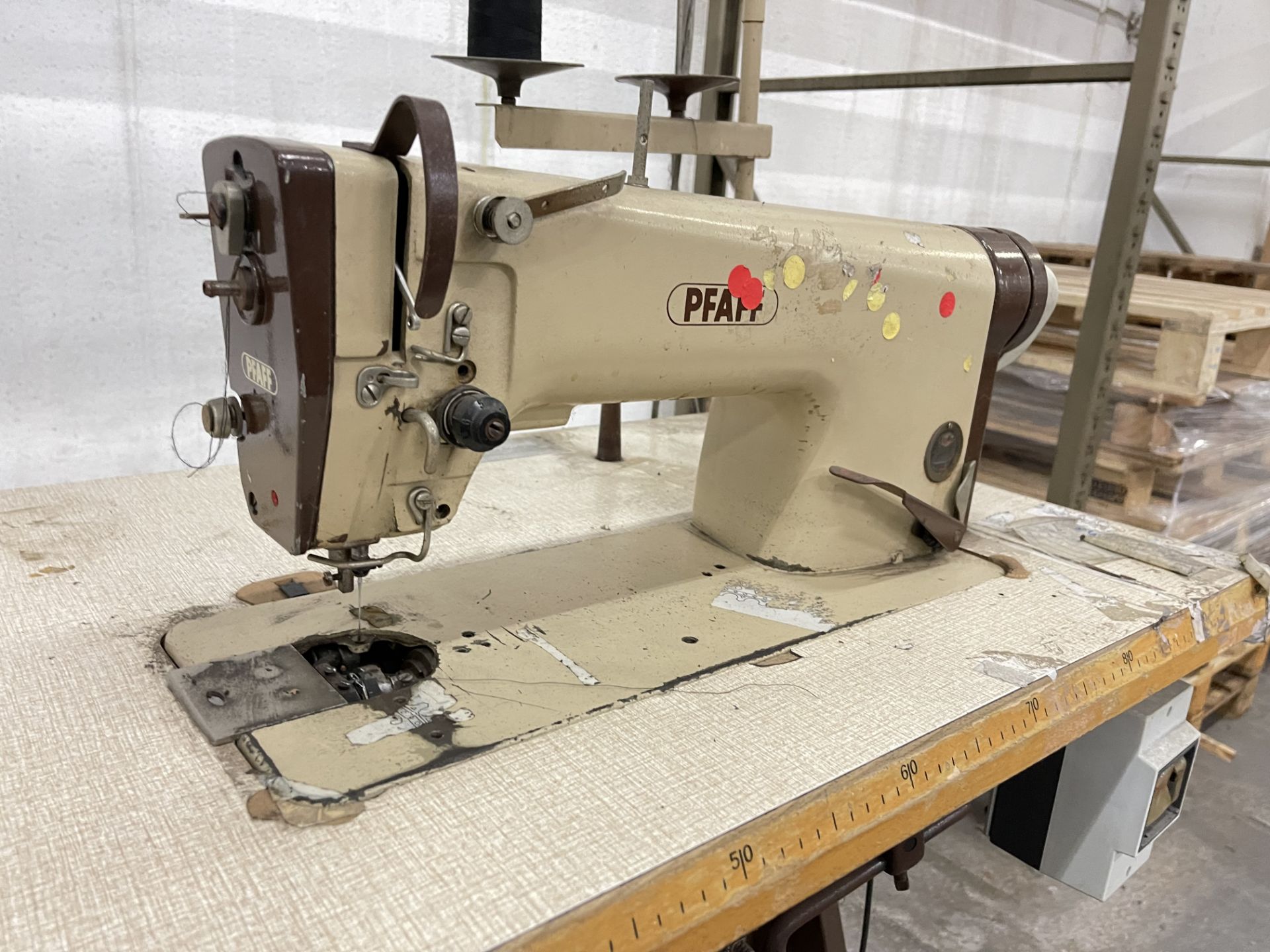 Pfaff 464-900/57 Industrial Sewing machine. S/No 1466308 - Image 4 of 8