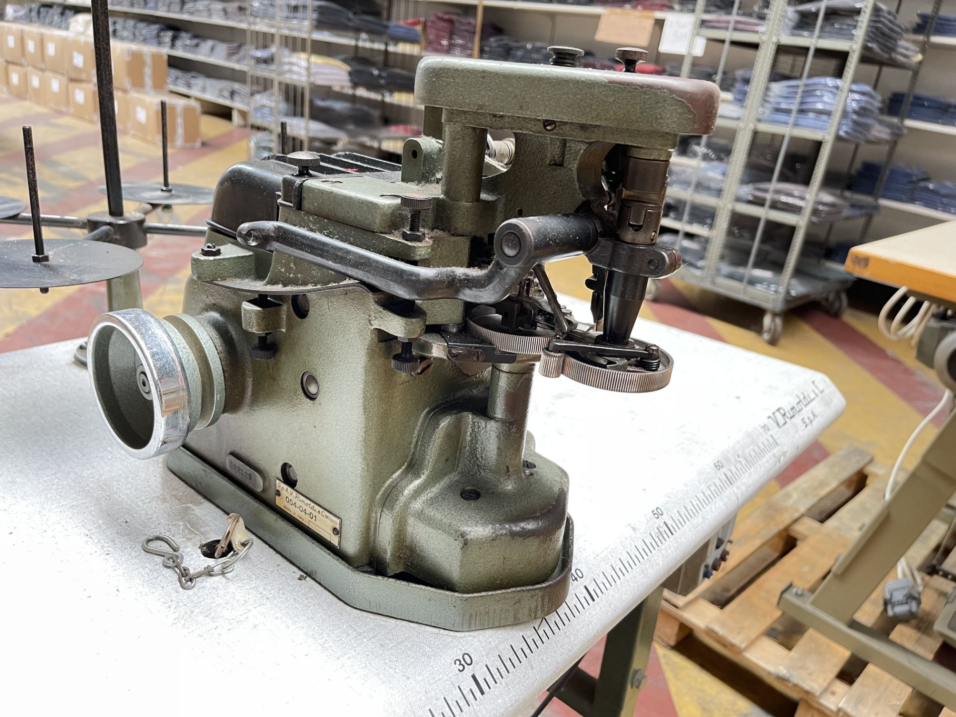 Rimoldi 054-04-01 Cup Seamer Sewing machine. S/No 382125 - Image 2 of 6