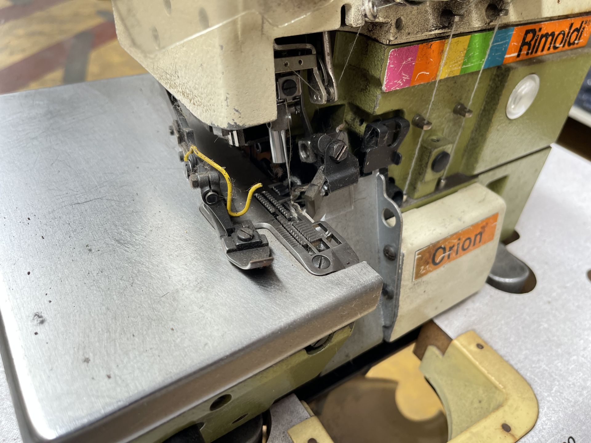 Rimoldi 627-00-2MD-02/135-82 Overlocker Sewing machine. S/No 559 565 - Image 5 of 8
