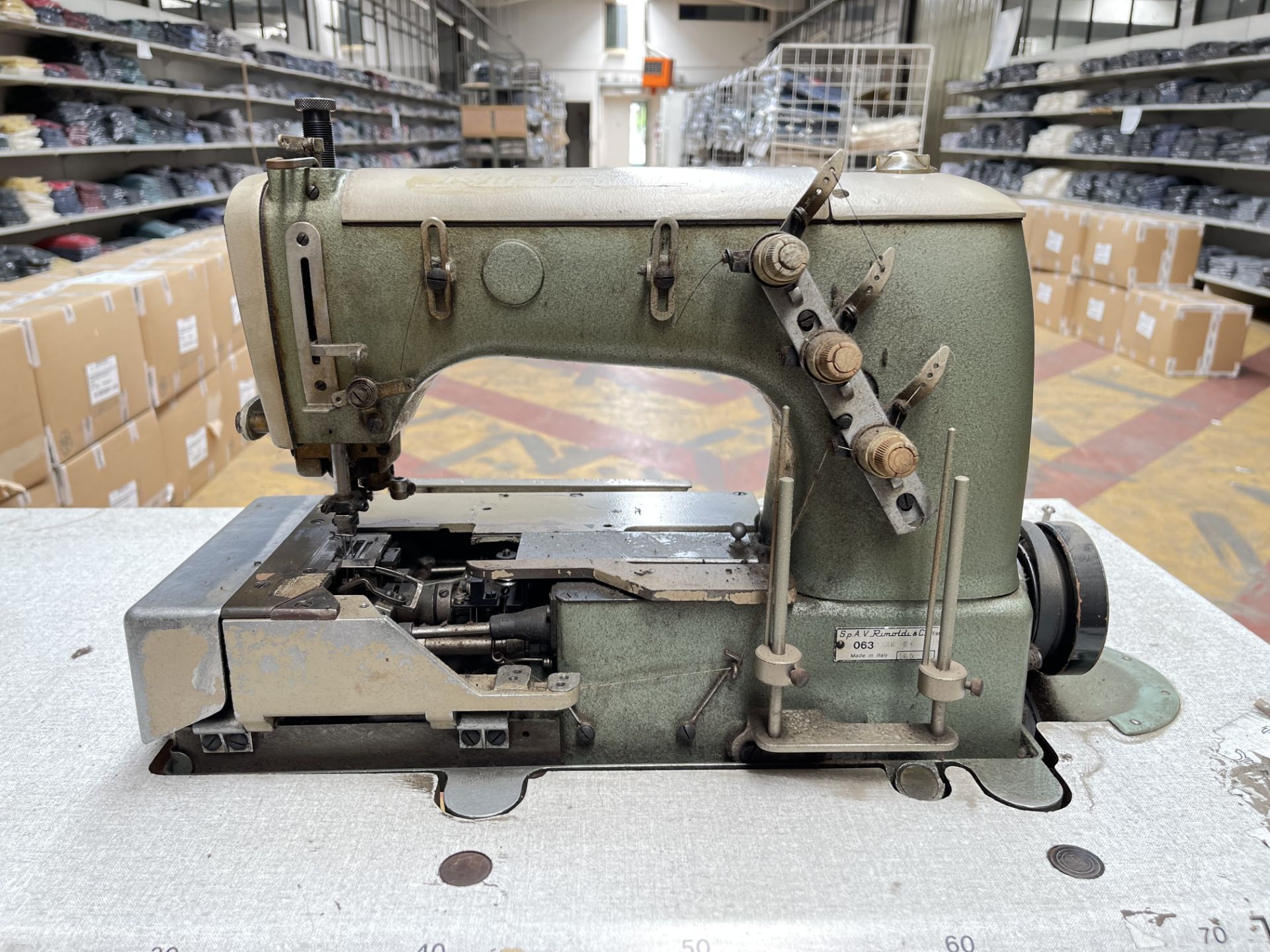 Rimoldi 063-30-04 Industrial Sewing machine. S/No 105-00 - Image 3 of 6