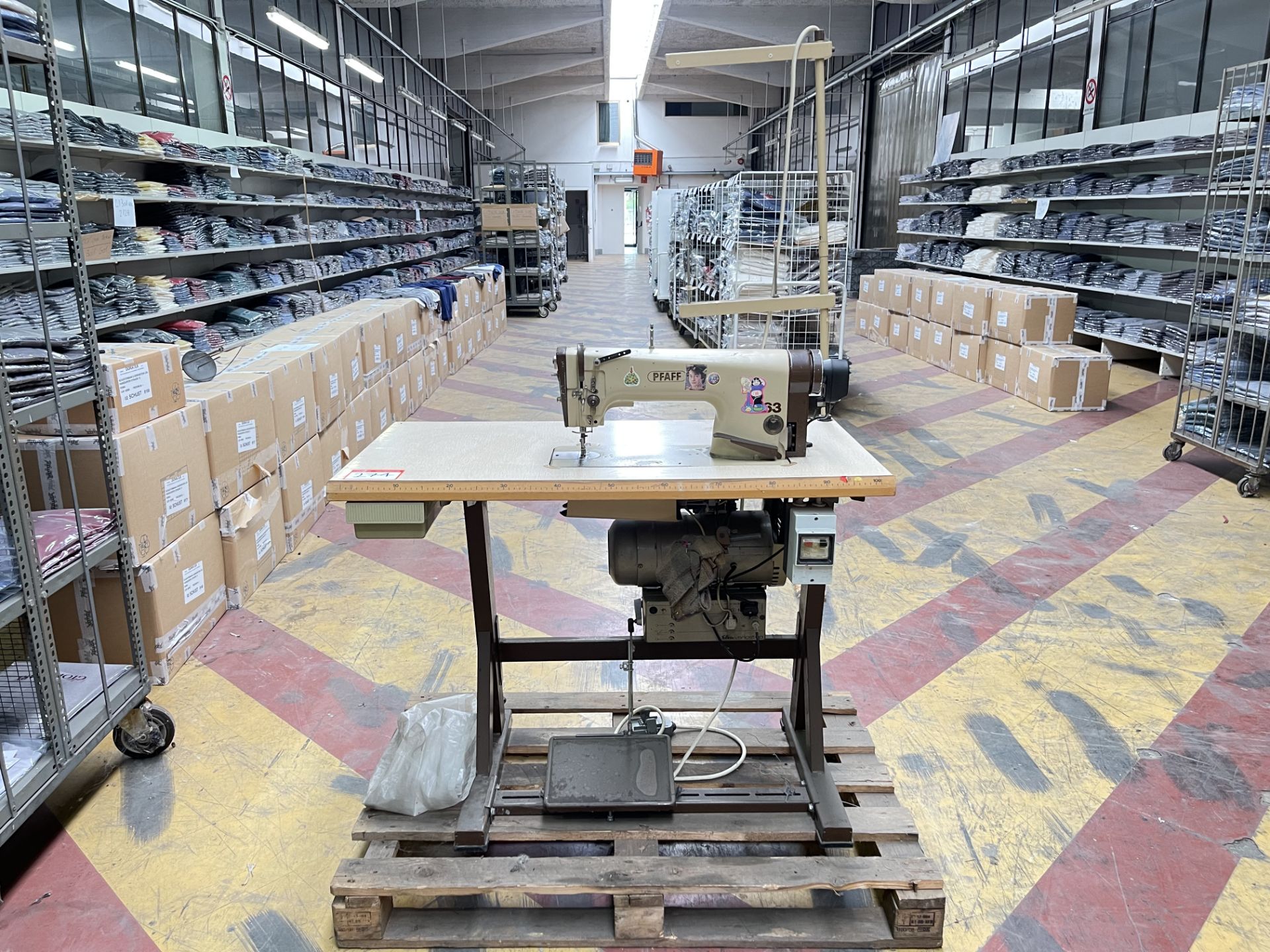 Pfaff 563 Industrial Sewing machine. S/No 1487585