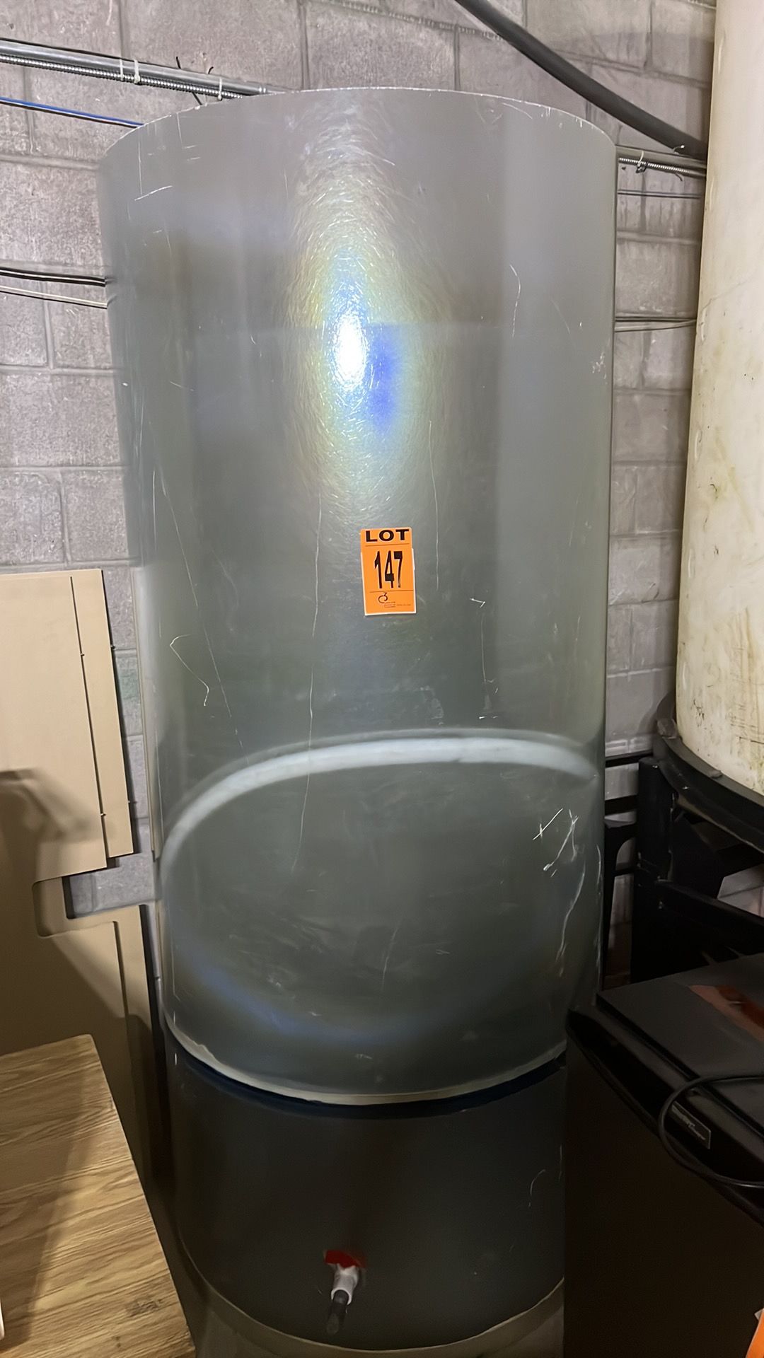 1000L fiberglass tank, cone-bottom with discharge valve and cover - Image 3 of 5