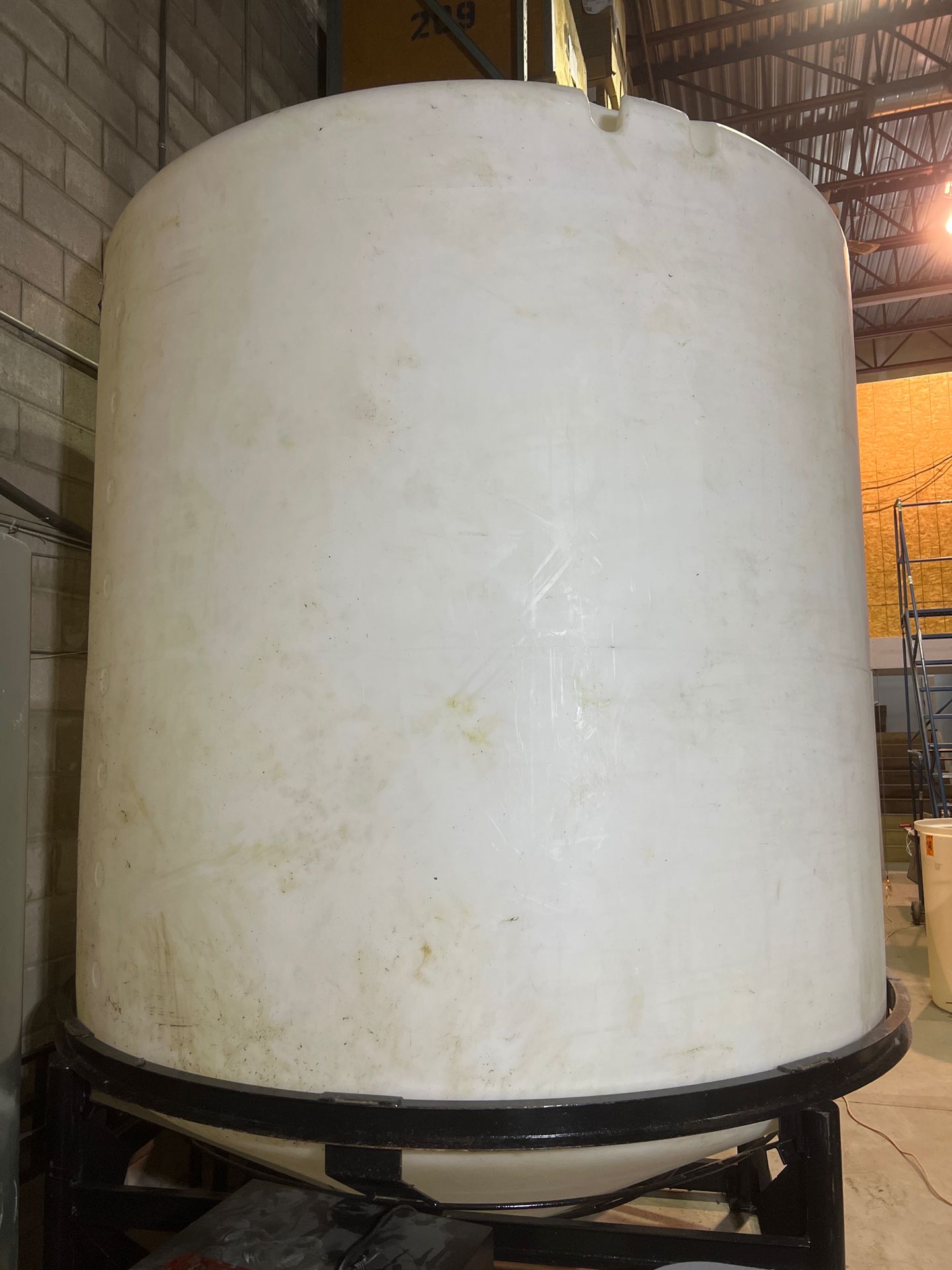 10 000L / 2600ga HDPE Cone-Bottom Tank w/ Steel Base, Center bott. outlet 2’’, w/ 16’’ lid - UNUSED - Image 4 of 4
