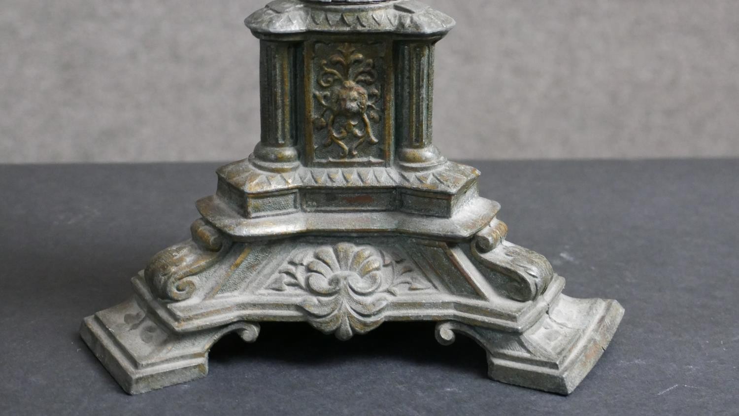 A classical column design brass table lamp with lion head motifs. H.25 W.19cm - Image 2 of 7