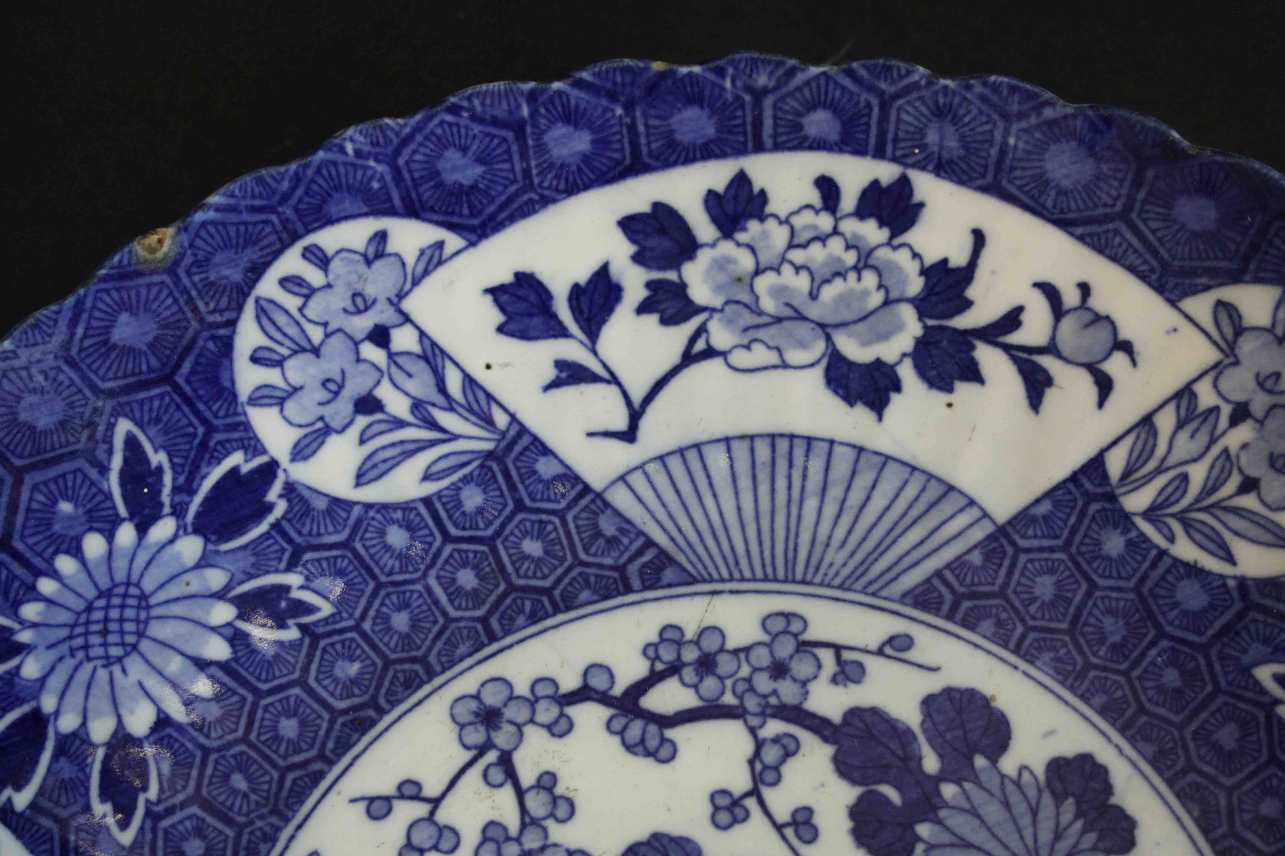 A large 19th century Japanese blue and white scalloped edge ceramic charger with transfer design - Image 4 of 6