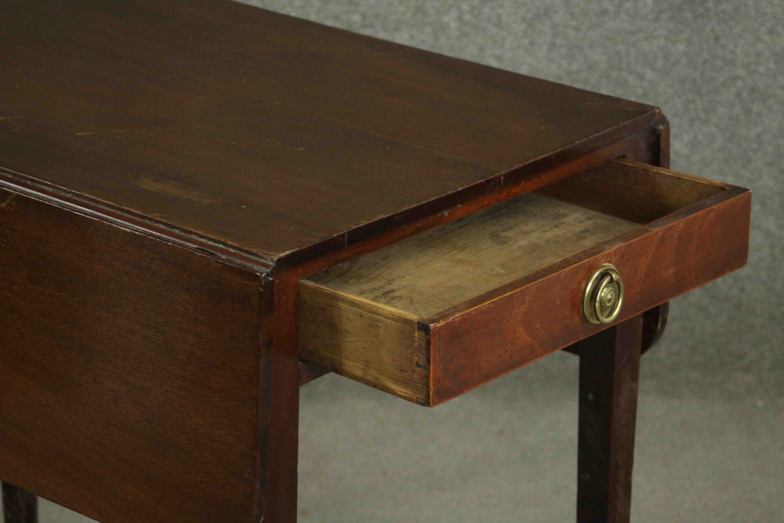 A George III mahogany Pembroke table, with two drop leaves and a single end drawer, on square - Image 5 of 7