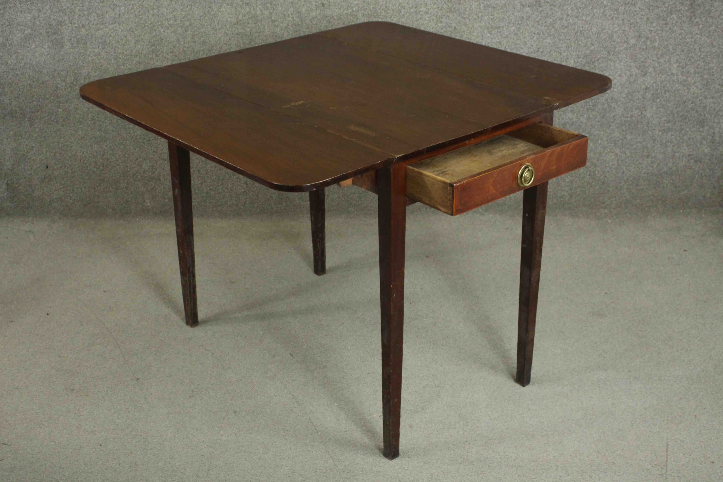 A George III mahogany Pembroke table, with two drop leaves and a single end drawer, on square - Image 6 of 7