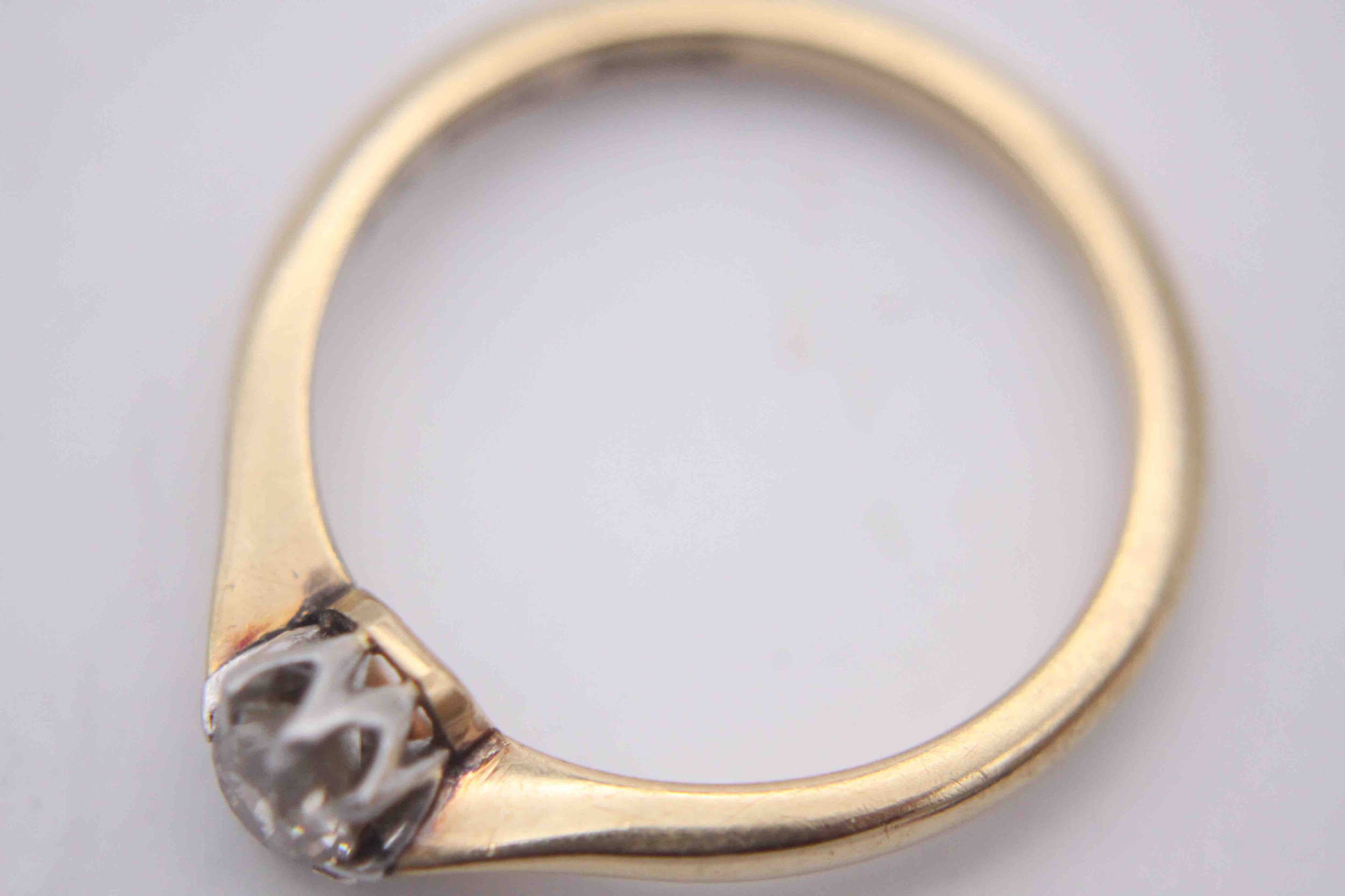 A boxed Edwardian gold and platinum old mine diamond solitaire diamond ring, set to centre with a - Image 4 of 8