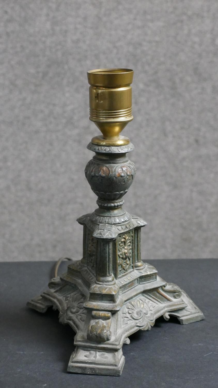 A classical column design brass table lamp with lion head motifs. H.25 W.19cm - Image 5 of 7