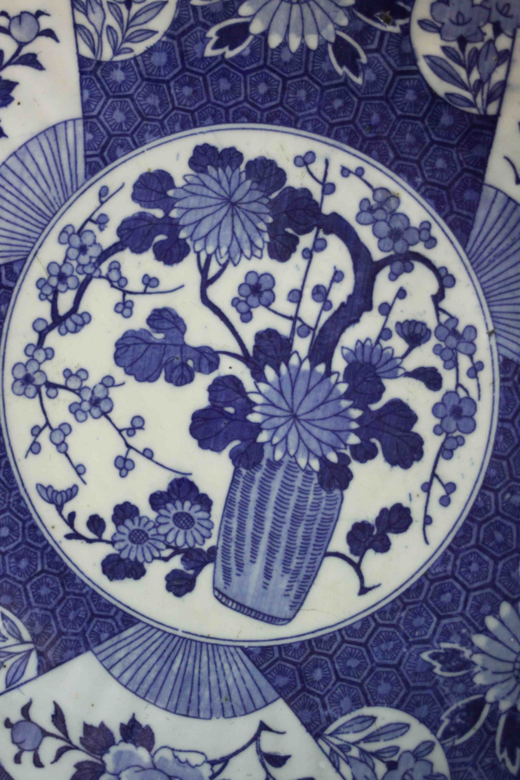 A large 19th century Japanese blue and white scalloped edge ceramic charger with transfer design - Image 3 of 6