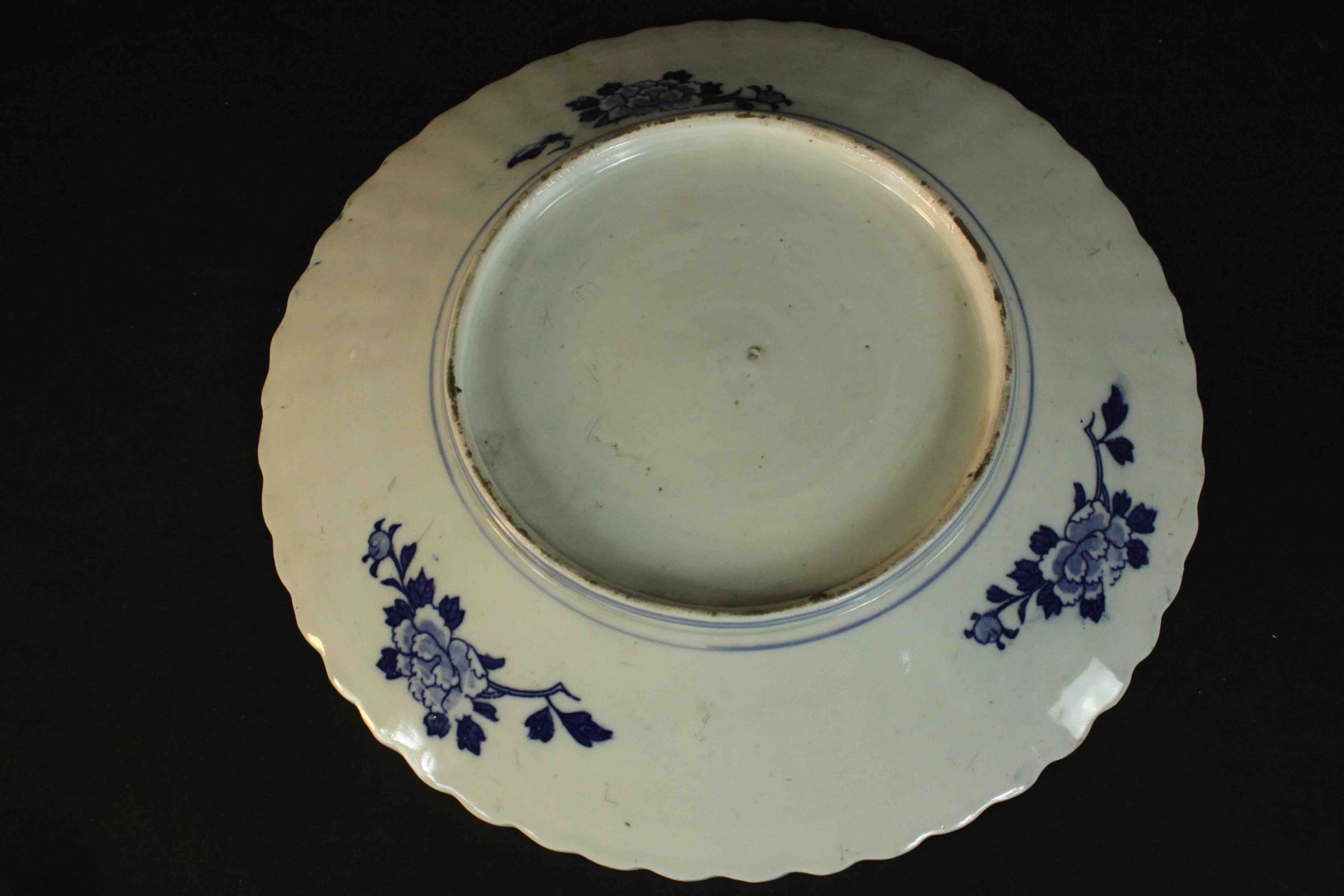 A large 19th century Japanese blue and white scalloped edge ceramic charger with transfer design - Image 5 of 6
