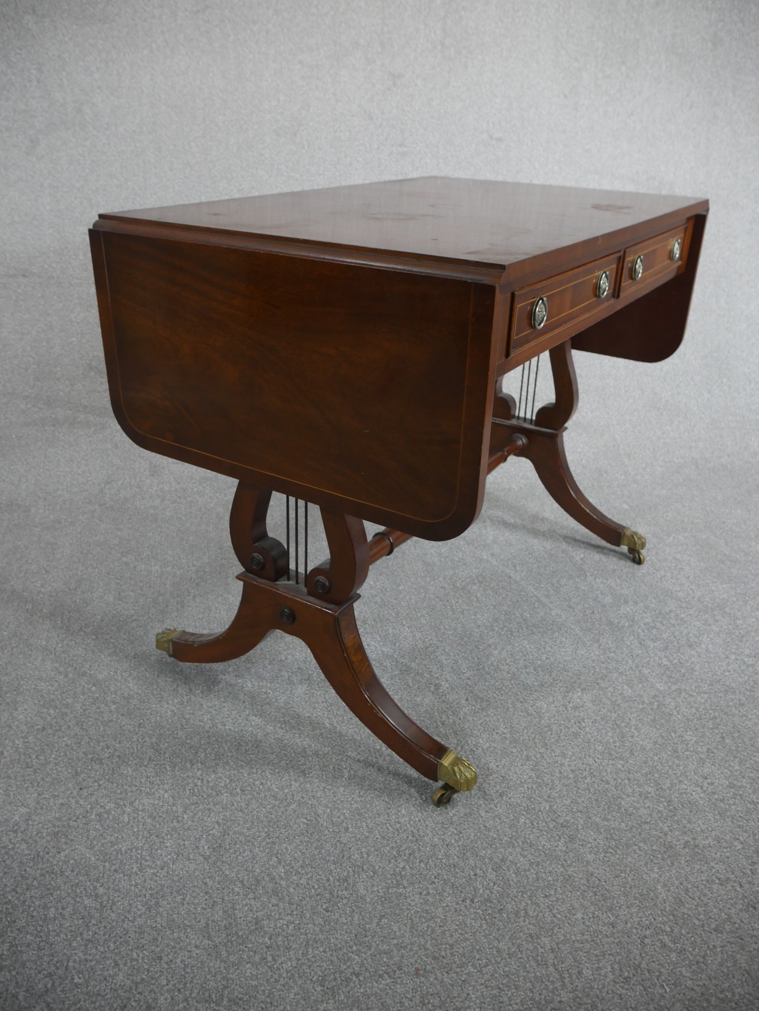 A George III style reproduction mahogany sofa table, with two drop leaves and two short drawers on - Image 4 of 5