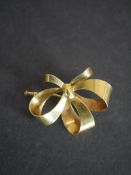 An 18 carat yellow gold bow brooch with secure hinged pin with safety catch. Stamped 750. Weight 4.5