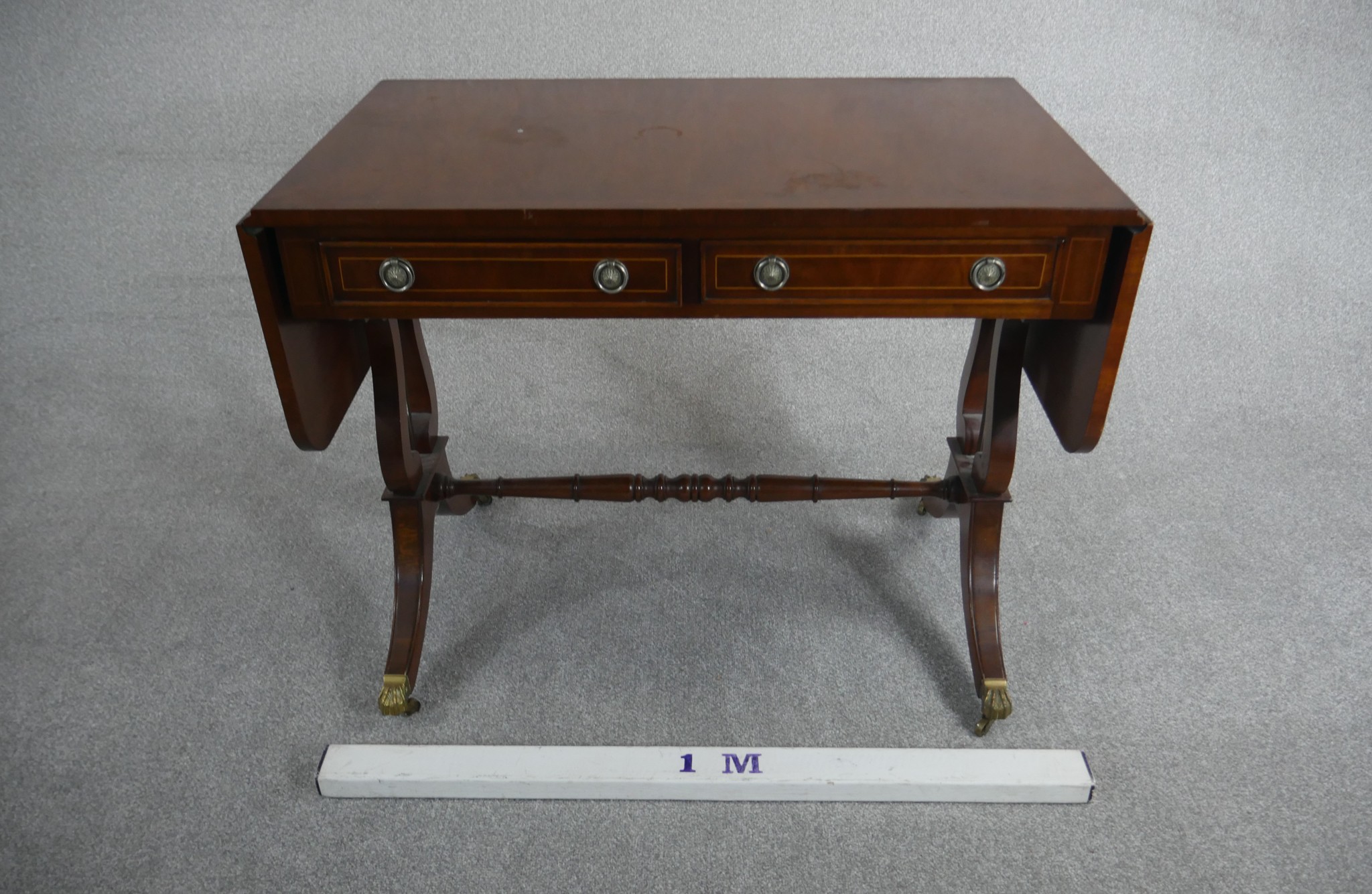 A George III style reproduction mahogany sofa table, with two drop leaves and two short drawers on - Image 2 of 5