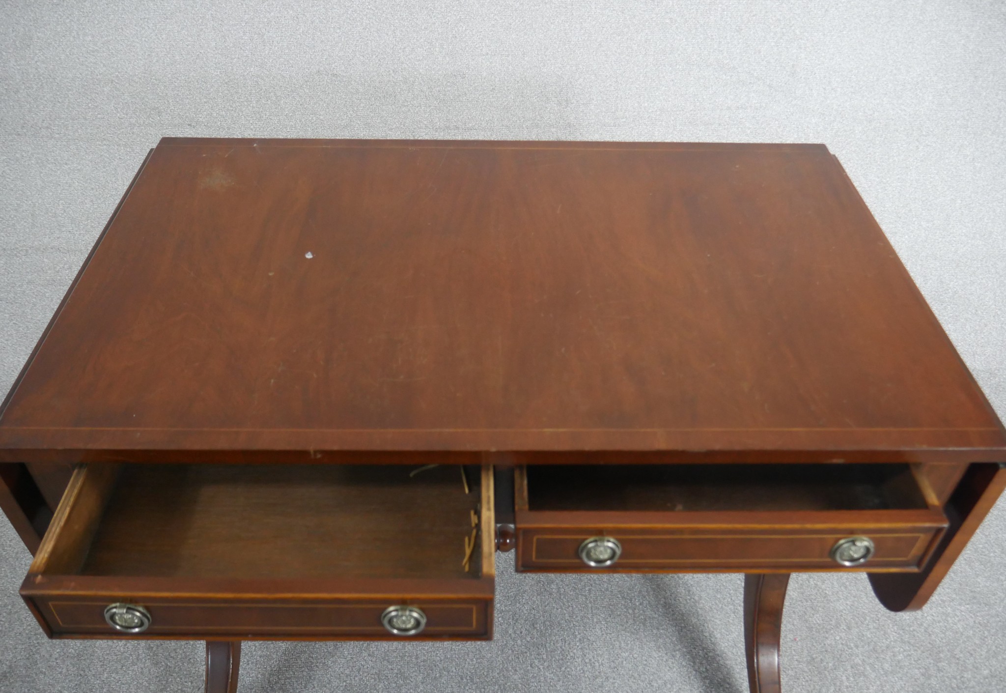 A George III style reproduction mahogany sofa table, with two drop leaves and two short drawers on - Image 3 of 5