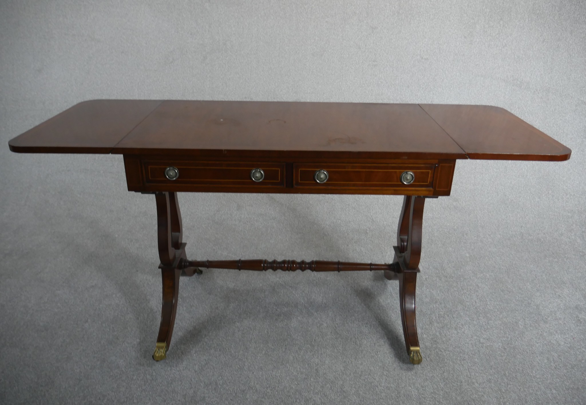 A George III style reproduction mahogany sofa table, with two drop leaves and two short drawers on - Image 5 of 5