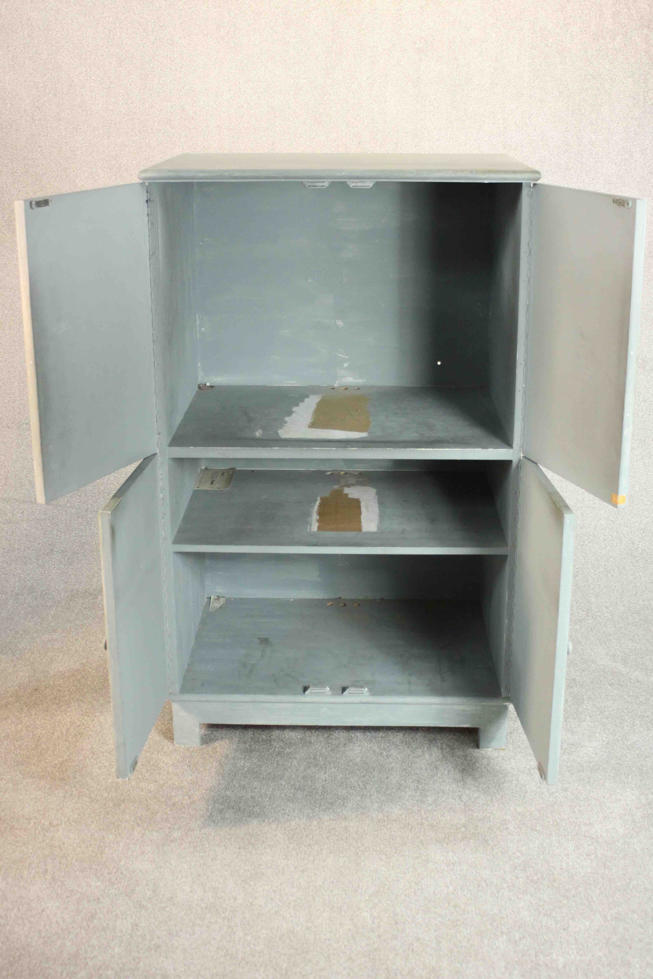 A late 20th century blue/grey painted cupboard with two cupboard doors, leaf design over another - Image 3 of 5