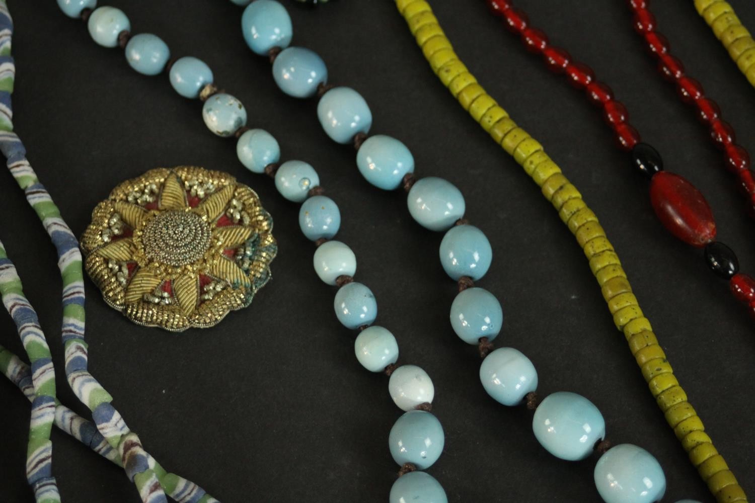 A collection of vintage and African glass trade beads and necklaces, including early 20th century - Image 4 of 6