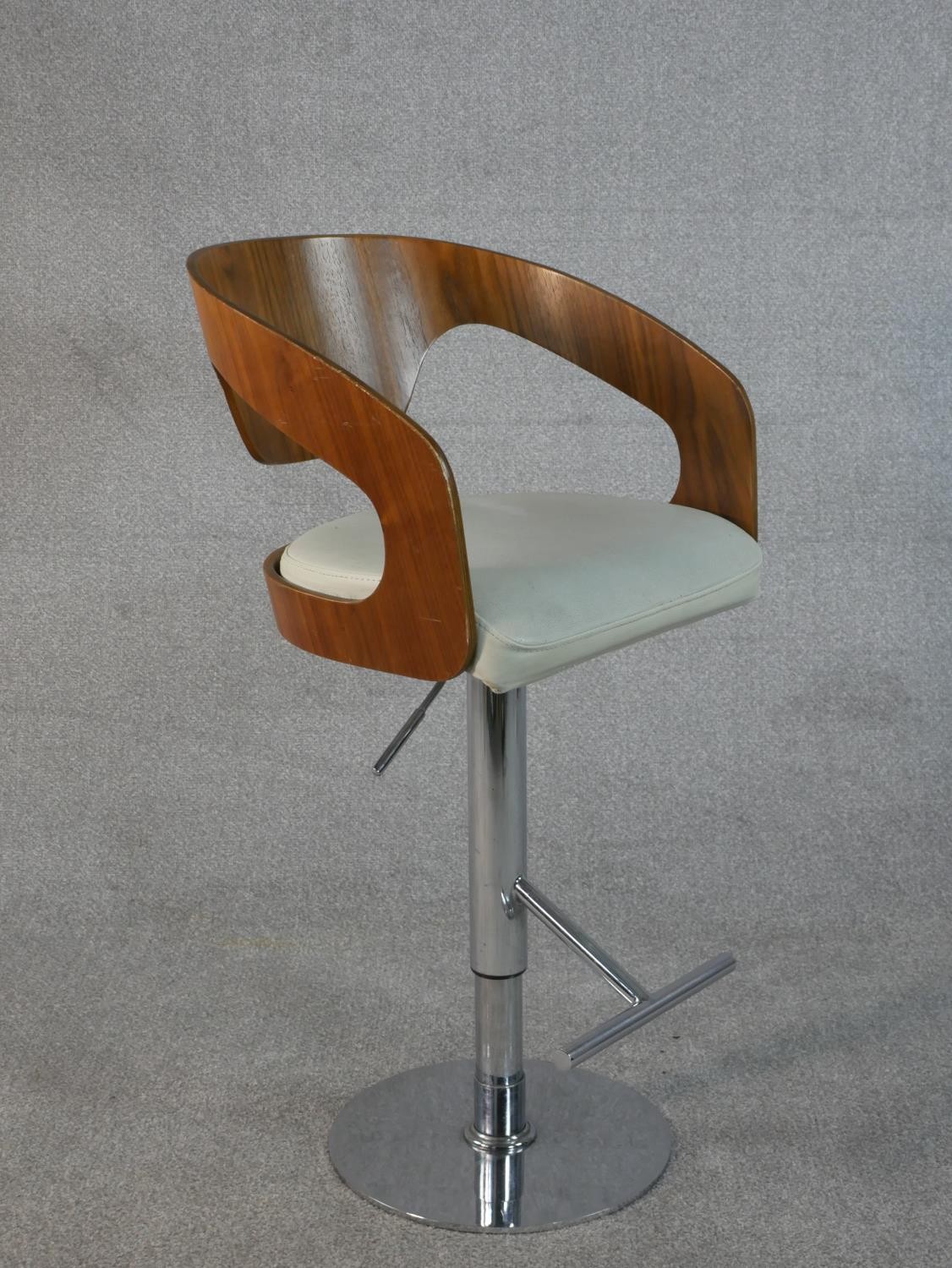 A contemporary adjustable height bar stool, with a curved walnut back and a white leather seat on - Image 3 of 3