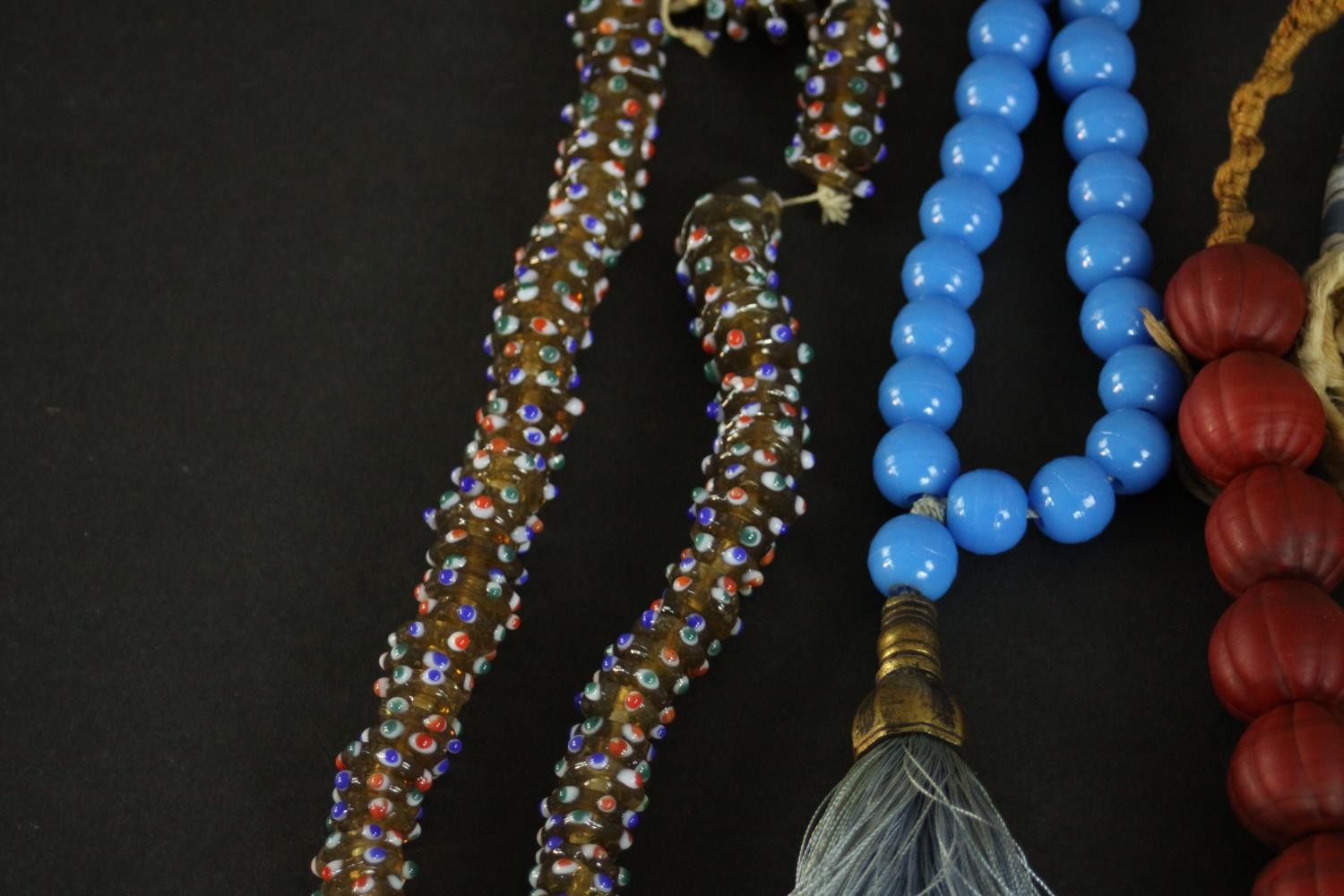 A collection of vintage and African glass trade beads and necklaces, including early 20th century - Image 6 of 6