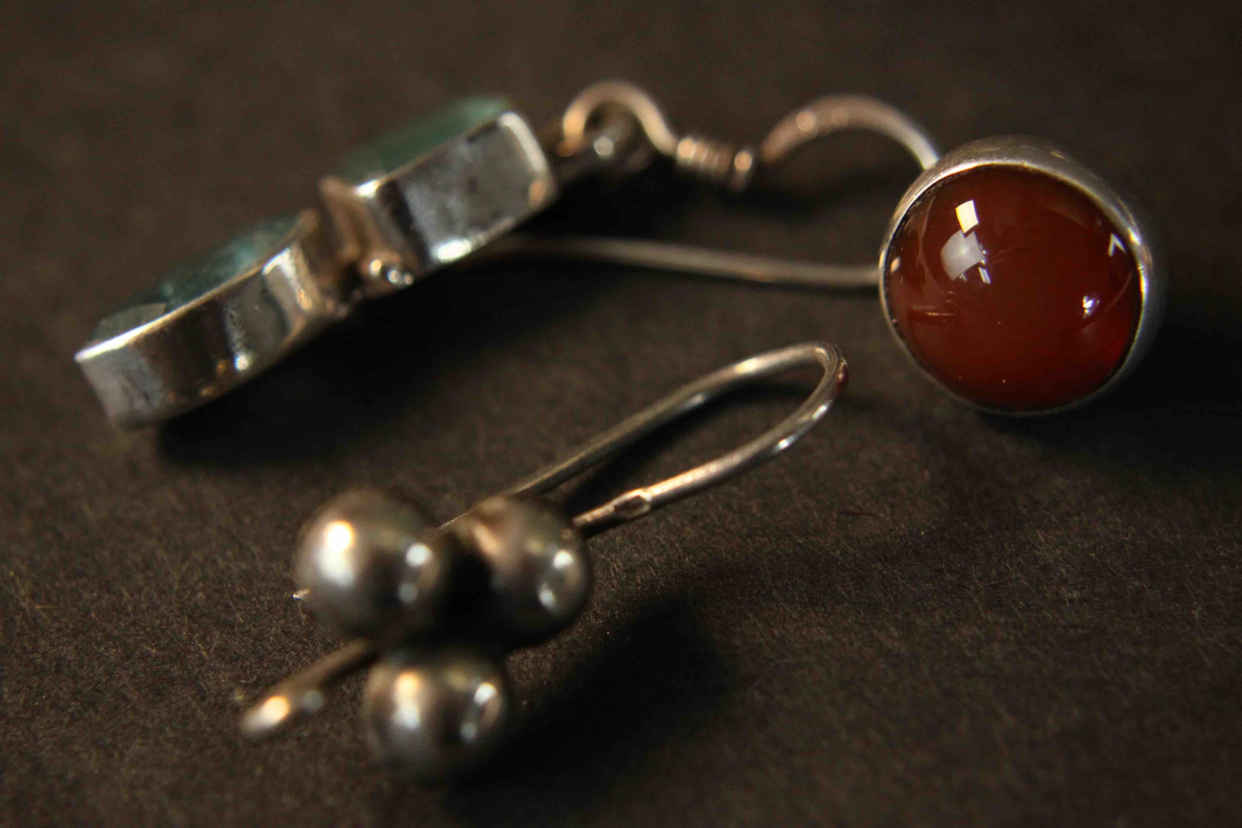 A collection of Oriental silver jewellery, including a engraved silver bangle with push catch and - Image 17 of 21