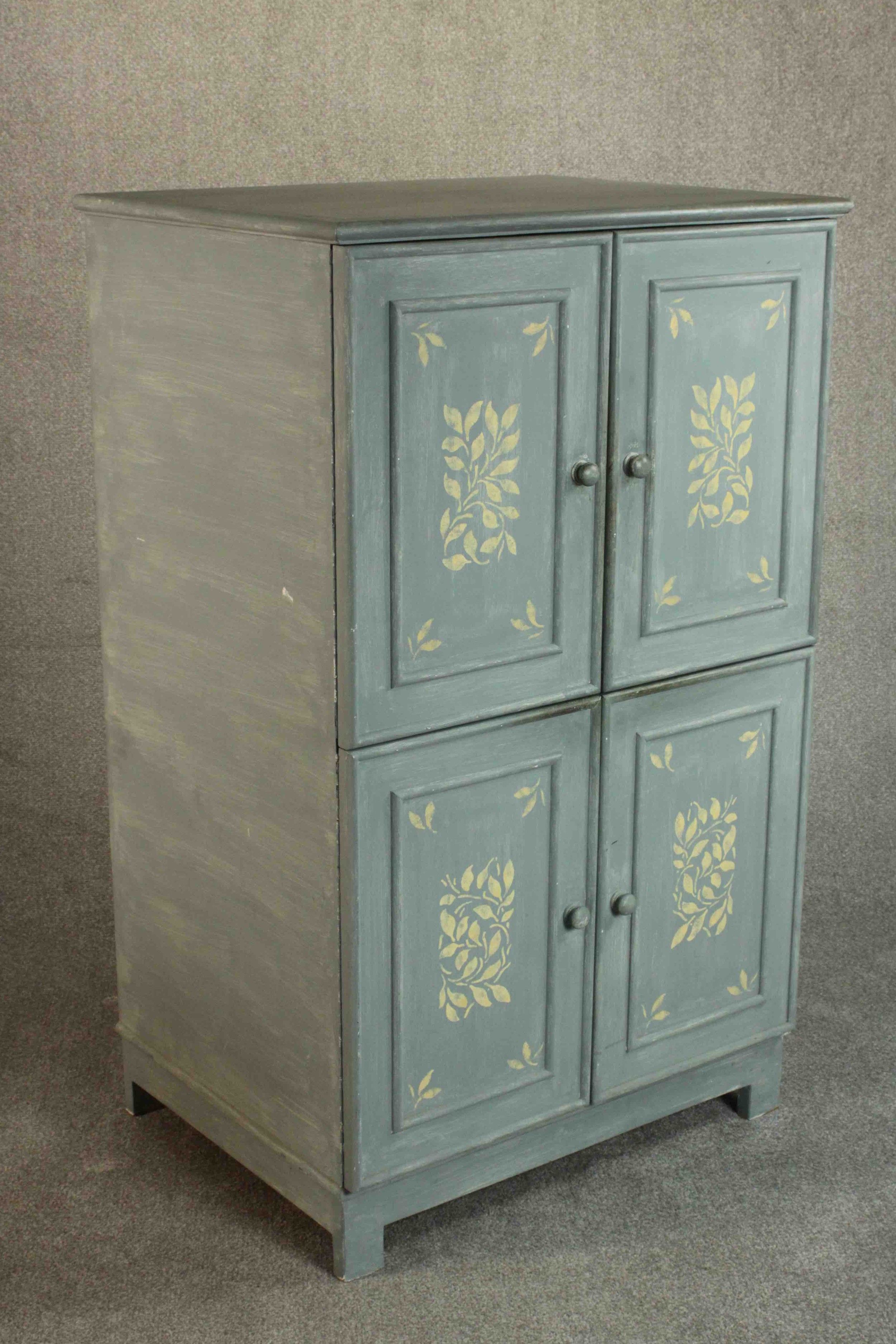 A late 20th century blue/grey painted cupboard with two cupboard doors, leaf design over another - Image 4 of 5