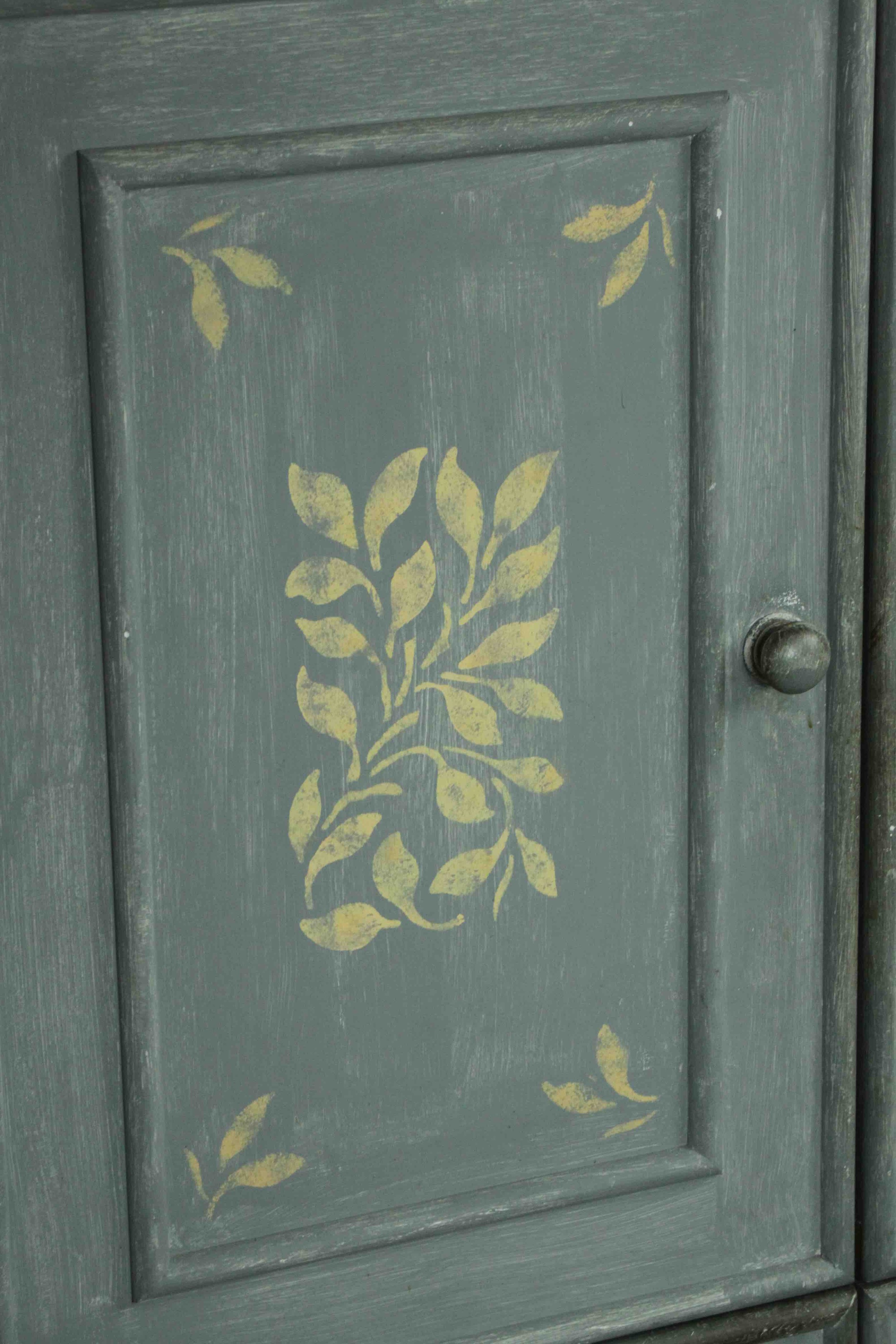 A late 20th century blue/grey painted cupboard with two cupboard doors, leaf design over another - Image 5 of 5