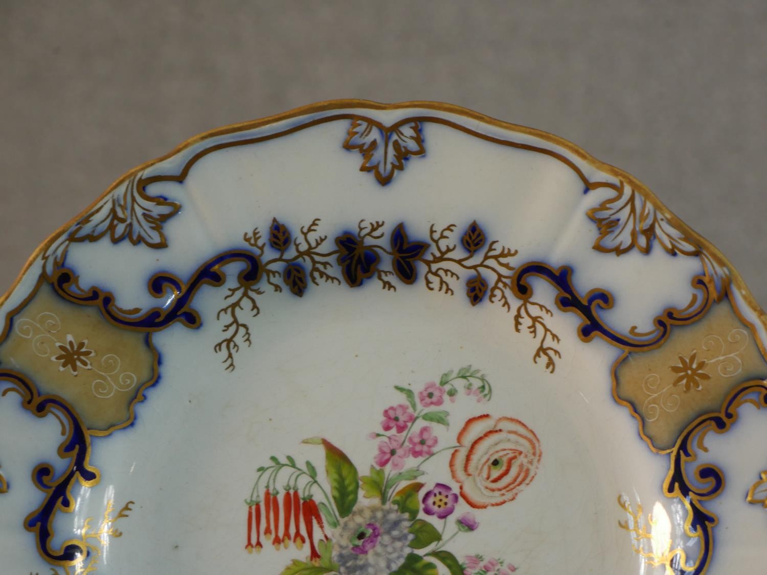 A set of six 19th century Wedwood Pearlware plates, decorated with flowers and gilded detail, - Image 3 of 6
