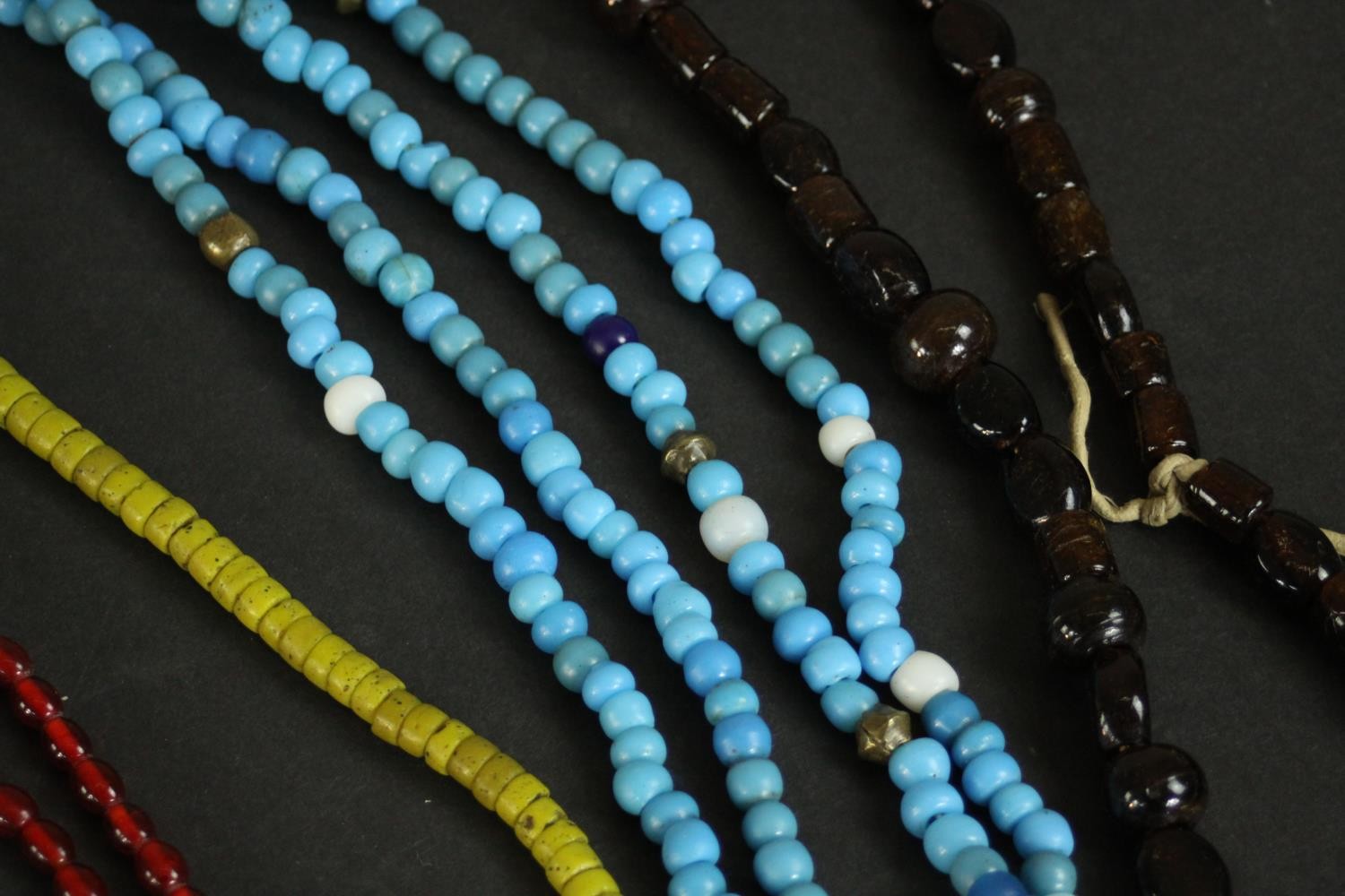 A collection of vintage and African glass trade beads and necklaces, including early 20th century - Image 3 of 6