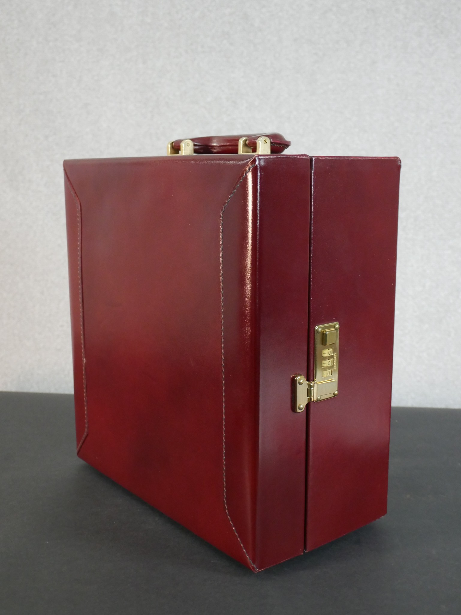 A boxed Asprey of London wine red leather travelling drinks case with four frosted glass - Image 2 of 8