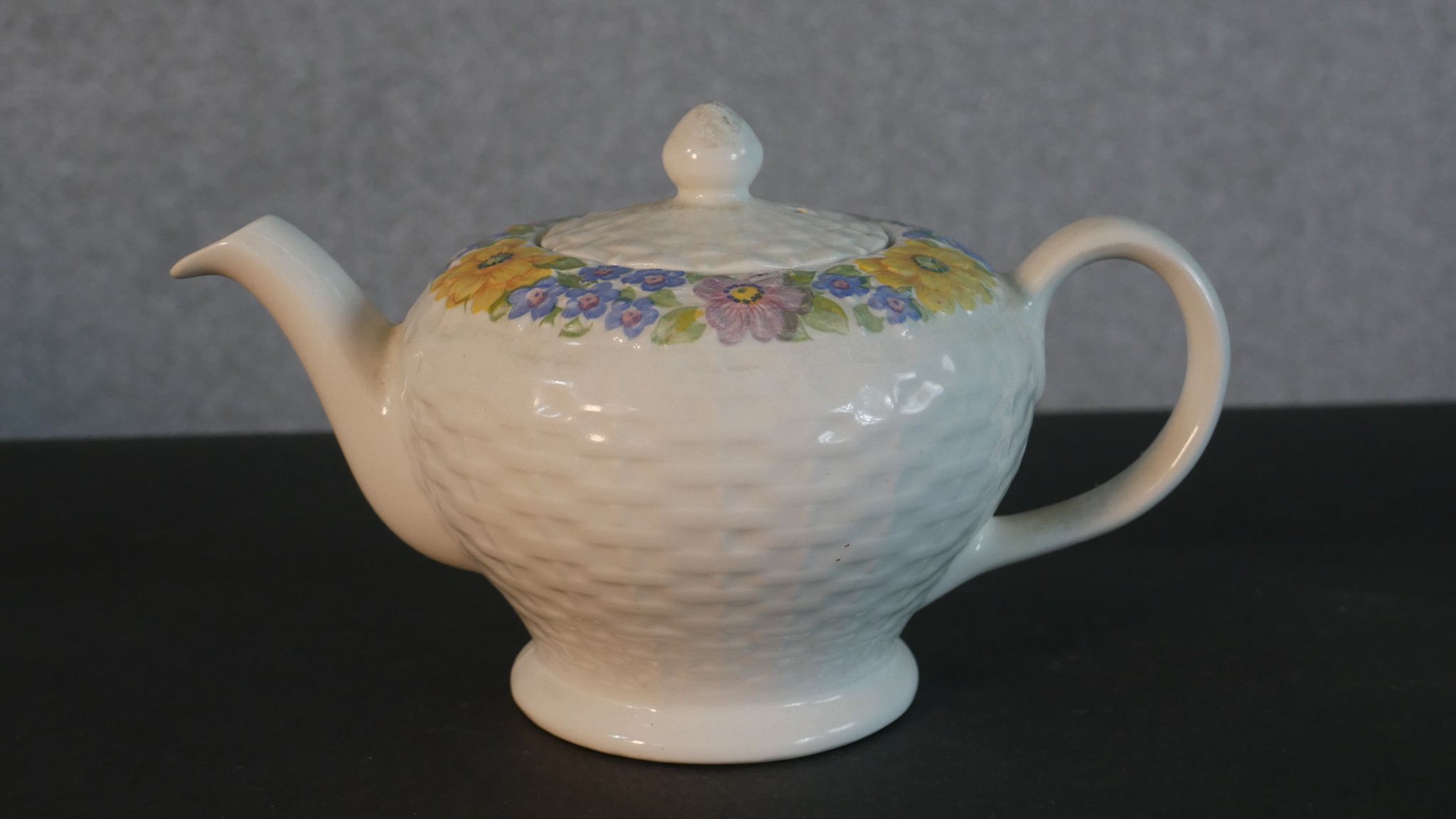 A collection of eight 19th and 20th century tea pots, including a barge ware ceramic tea pot and - Image 8 of 12
