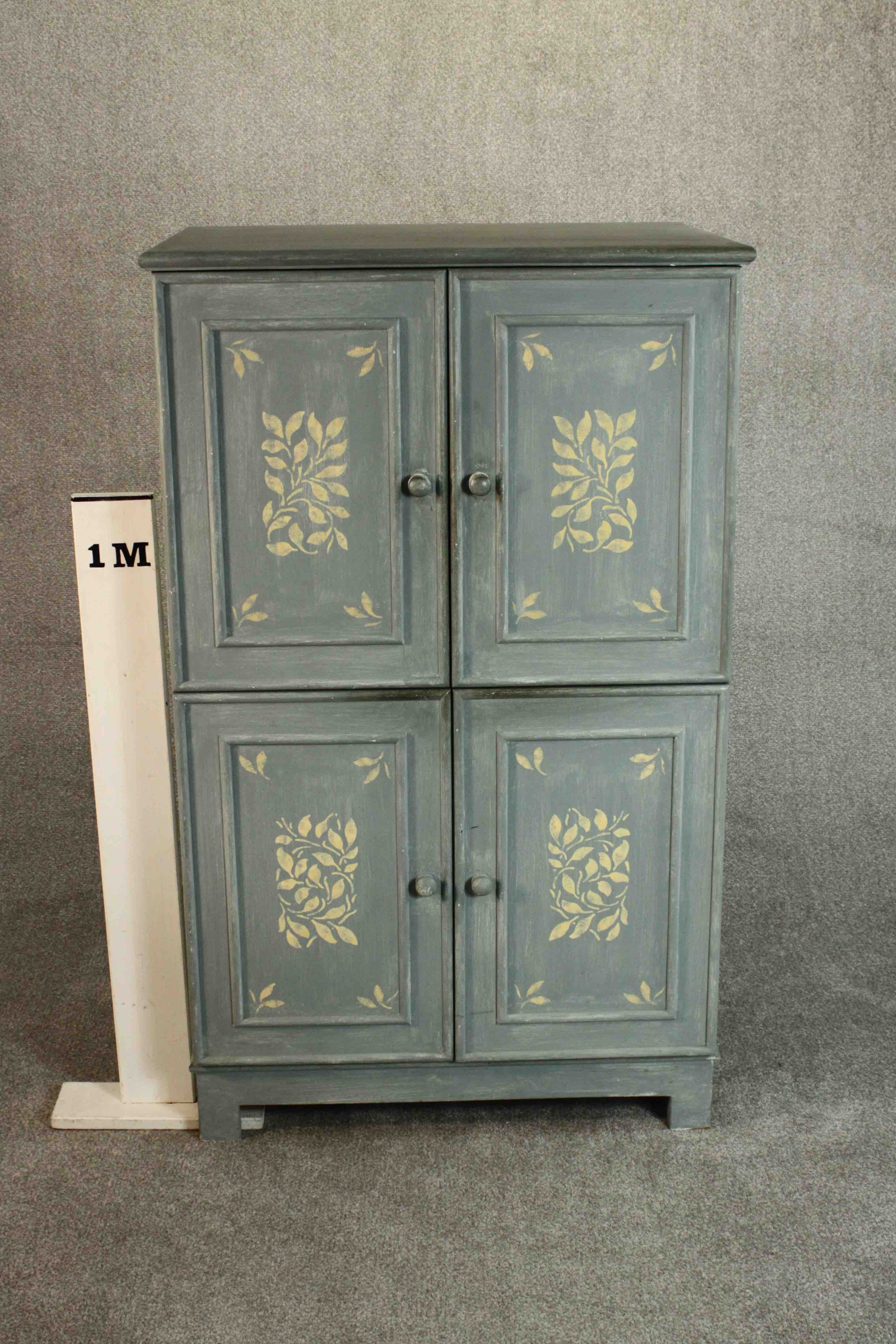 A late 20th century blue/grey painted cupboard with two cupboard doors, leaf design over another - Image 2 of 5