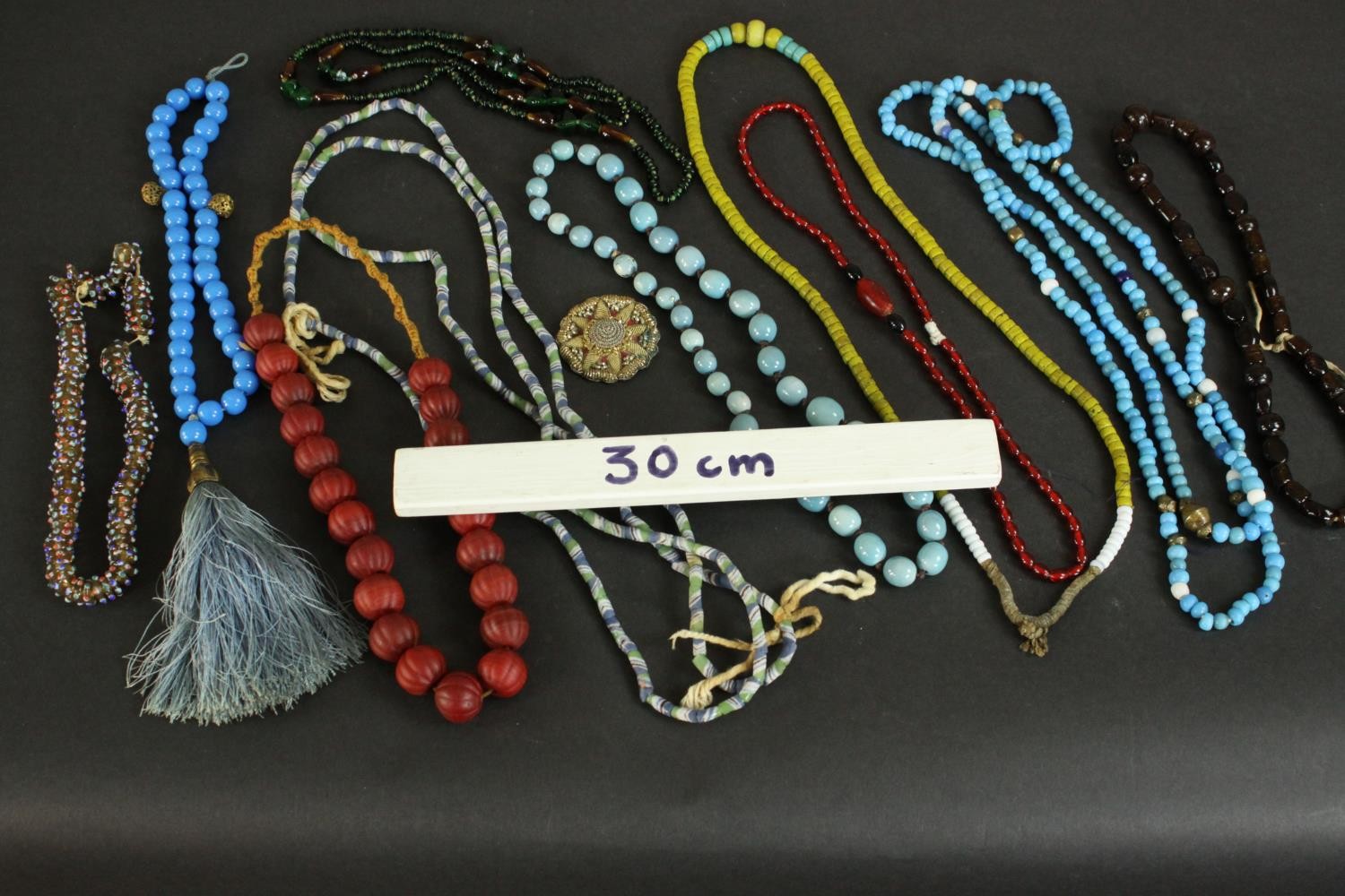 A collection of vintage and African glass trade beads and necklaces, including early 20th century - Image 2 of 6