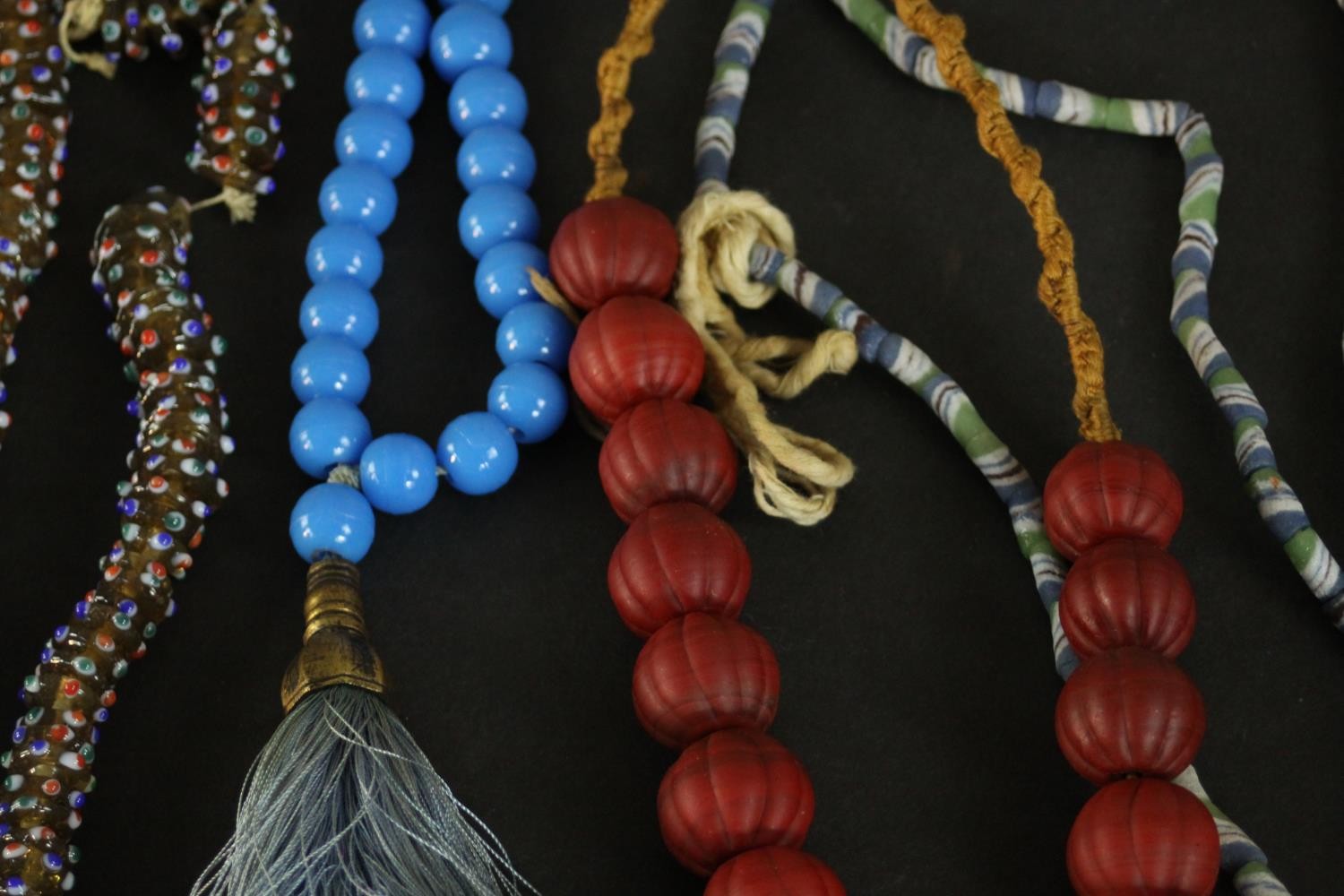 A collection of vintage and African glass trade beads and necklaces, including early 20th century - Image 5 of 6