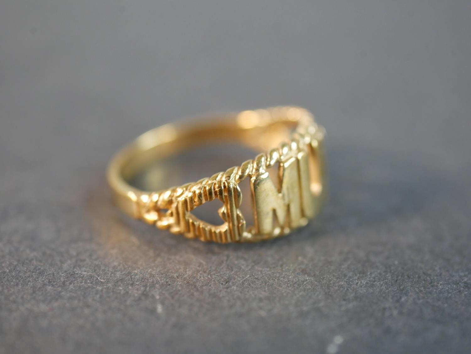 A 9ct yellow gold MUM ring along with a 9ct yellow gold oval link bracelet. Ring size 1/2. 4.23g - Image 3 of 13