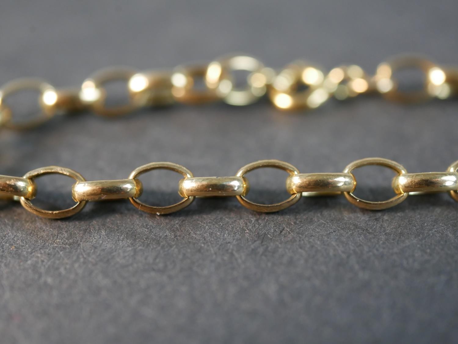 A 9ct yellow gold MUM ring along with a 9ct yellow gold oval link bracelet. Ring size 1/2. 4.23g - Image 6 of 13