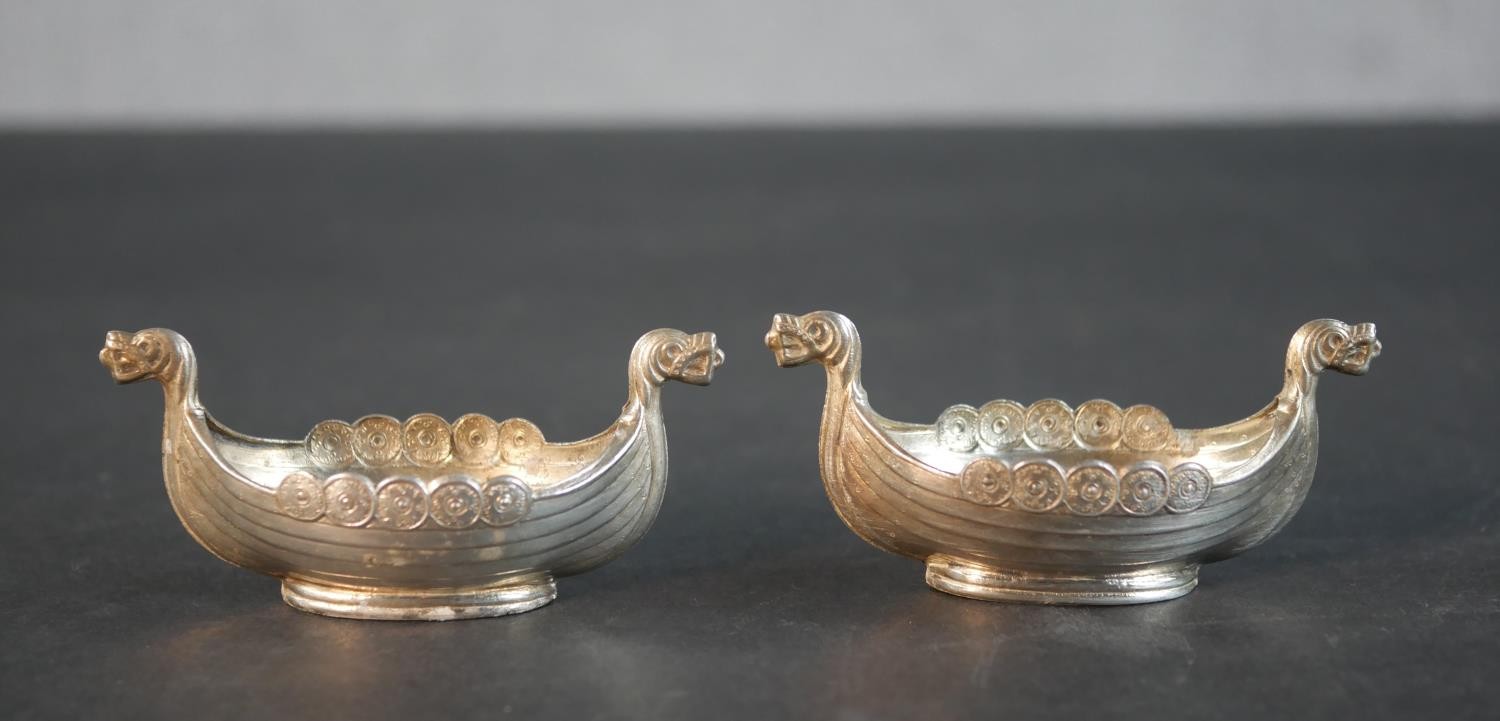 A pair of Norwegian silver salts in the form of viking boats. Stamped 60GRHS. Weight 45g - Image 2 of 5