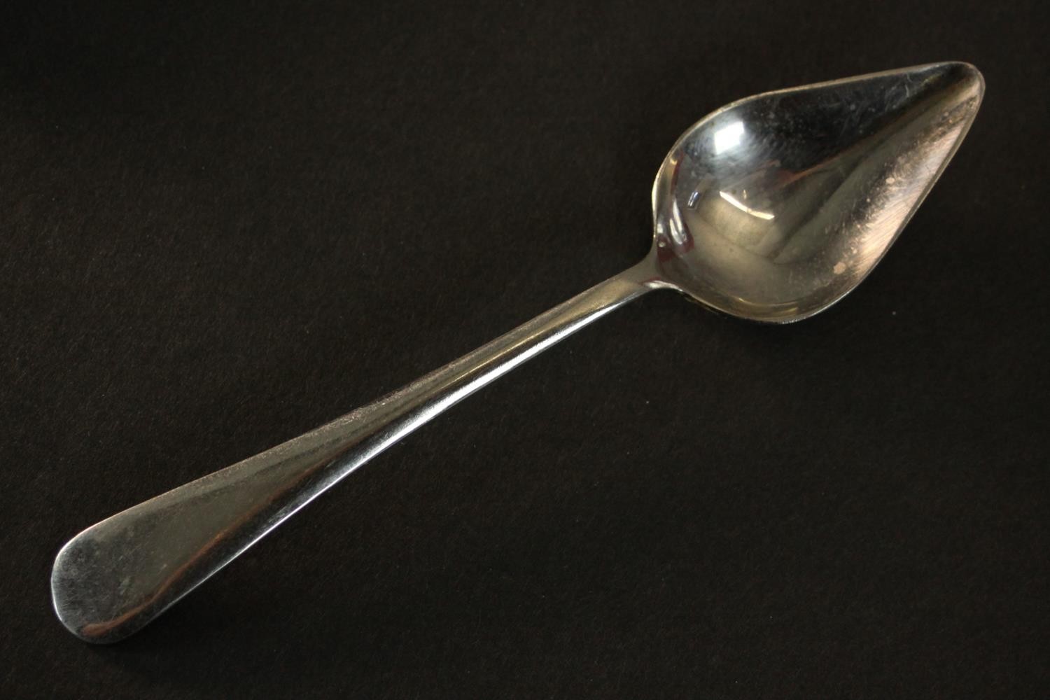 A collection of silver plate, including a set of six grapefruit spoons and a silver plated - Image 8 of 11