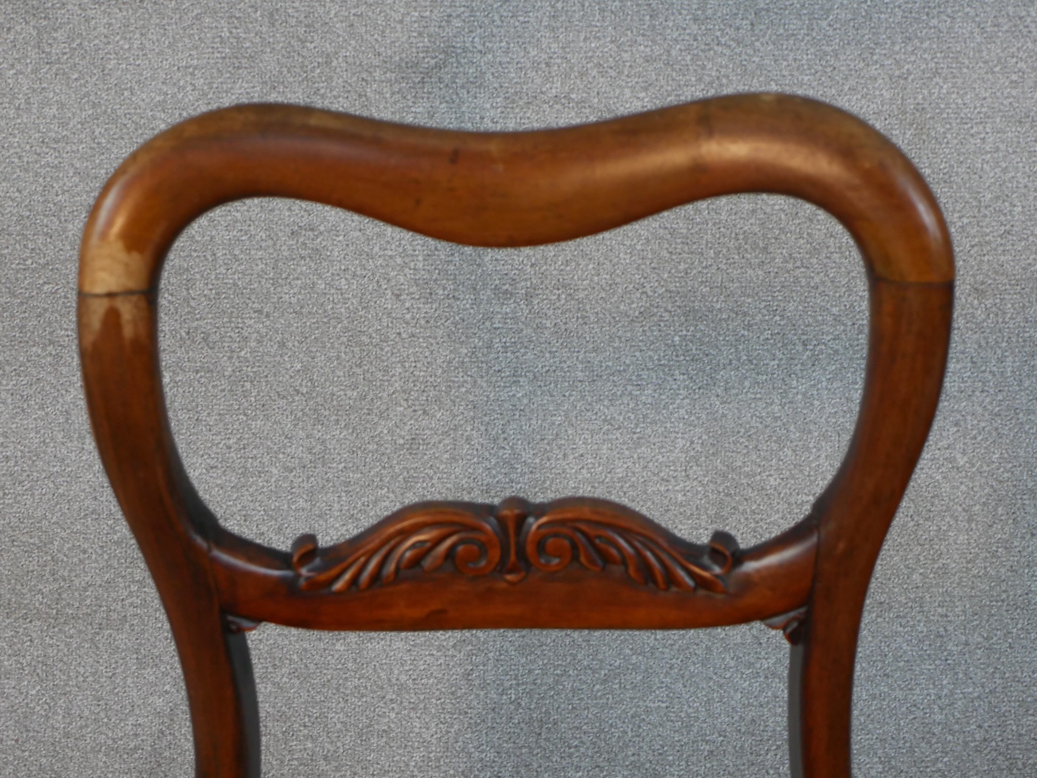 A pair of Victorian walnut kidney back dining chairs, the drop in seat upholstered in red velour, on - Image 4 of 6