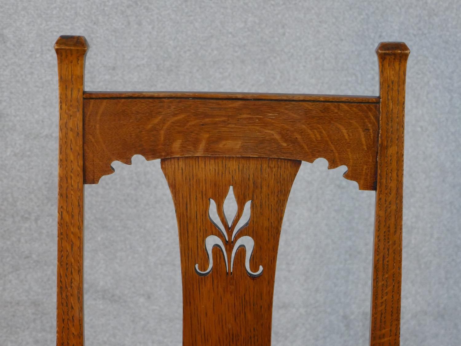 A set of six Arts and Crafts oak dining chairs with pierced foliate central splats on square - Image 5 of 6