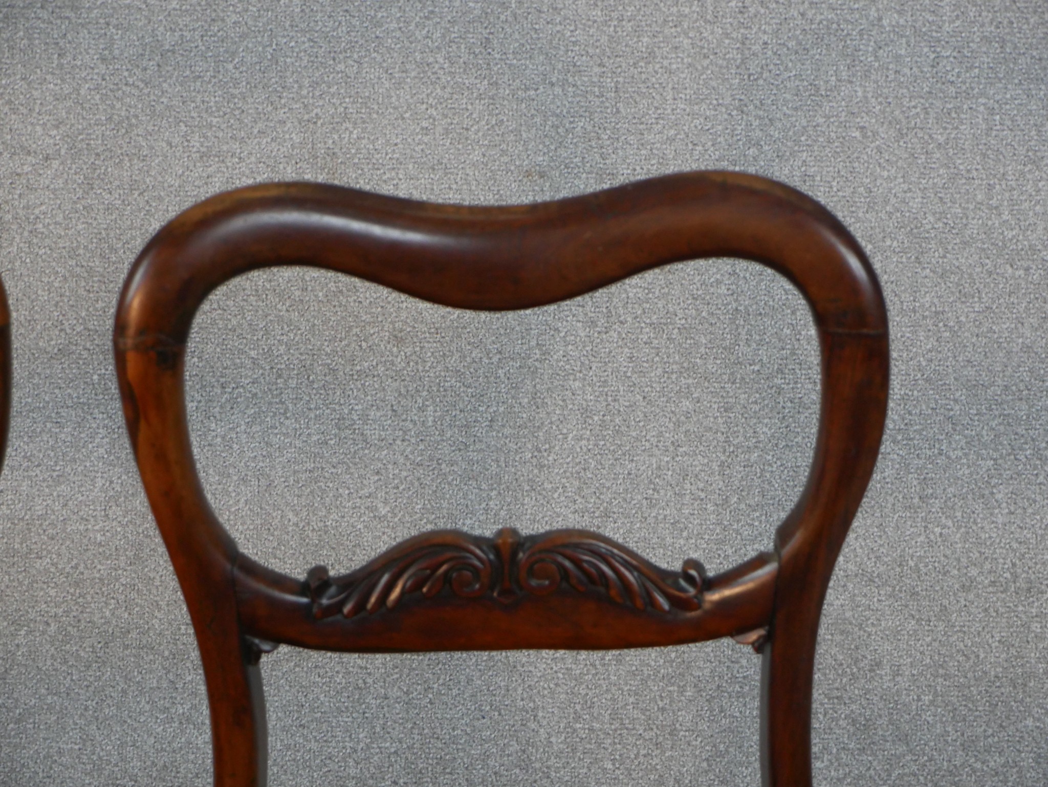 A pair of Victorian walnut kidney back dining chairs, the drop in seat upholstered in red velour, on - Image 3 of 6