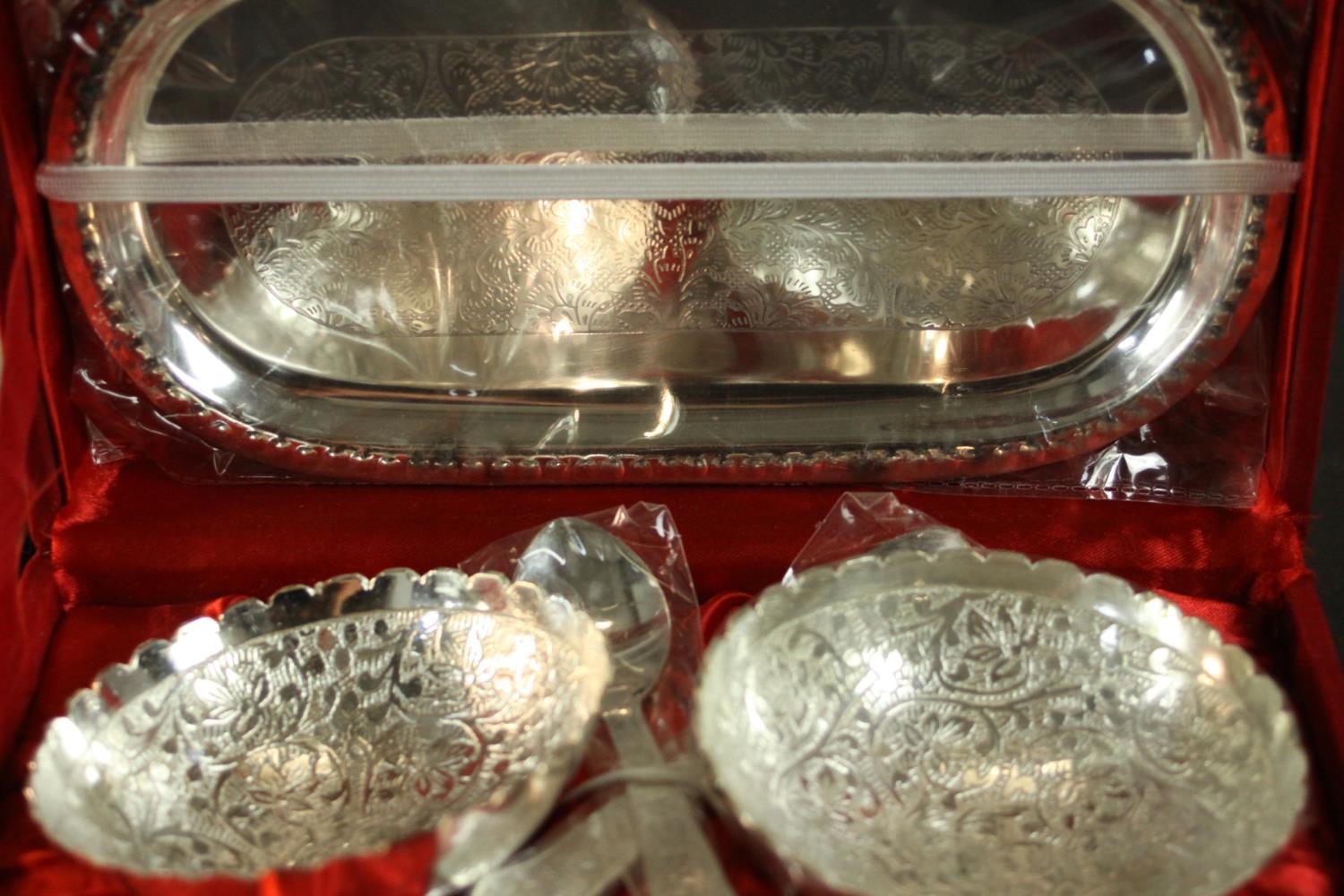 A collection of silver plate, including a set of six grapefruit spoons and a silver plated - Image 6 of 11