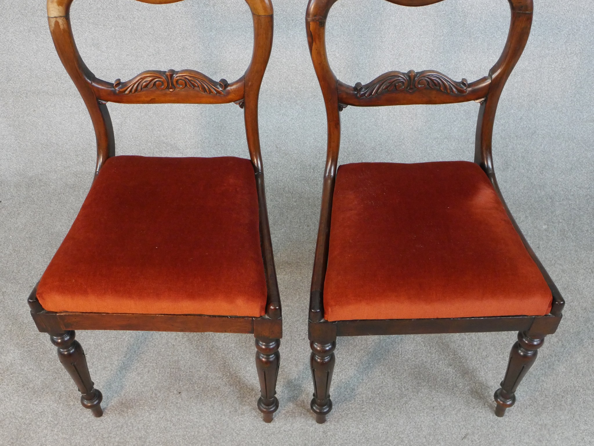 A pair of Victorian walnut kidney back dining chairs, the drop in seat upholstered in red velour, on - Image 2 of 6