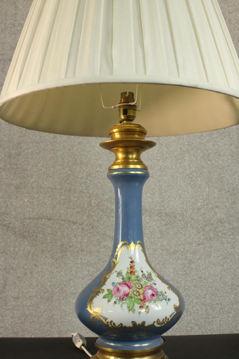A hand painted and gilded porcelain floral design lamp on a gilt metal repousse design stand. H.77 - Image 5 of 5